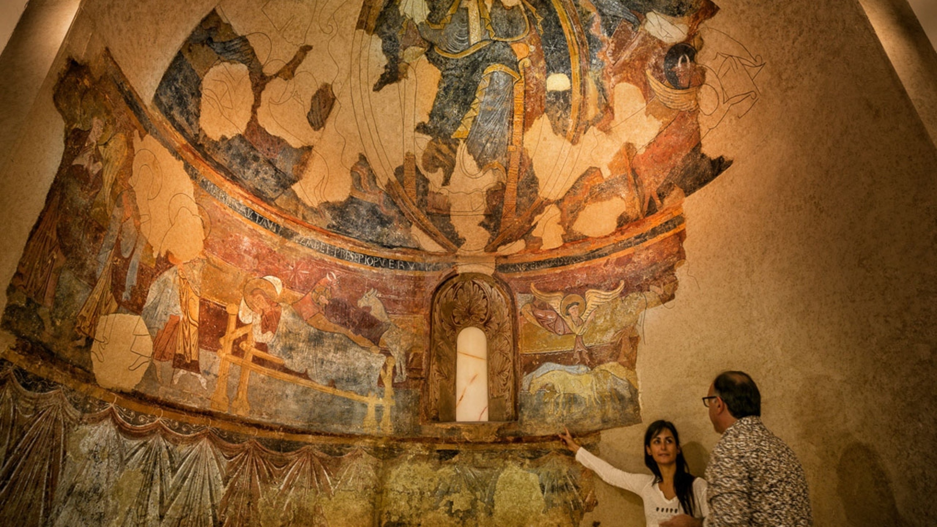 拱形天花板高聳於哥特式傑作之上,讓遊客沉浸在神聖的歷史藝術之中 拱形天花板高聳於哥特式傑作之上,讓遊客沉浸在神聖的歷史藝術之中