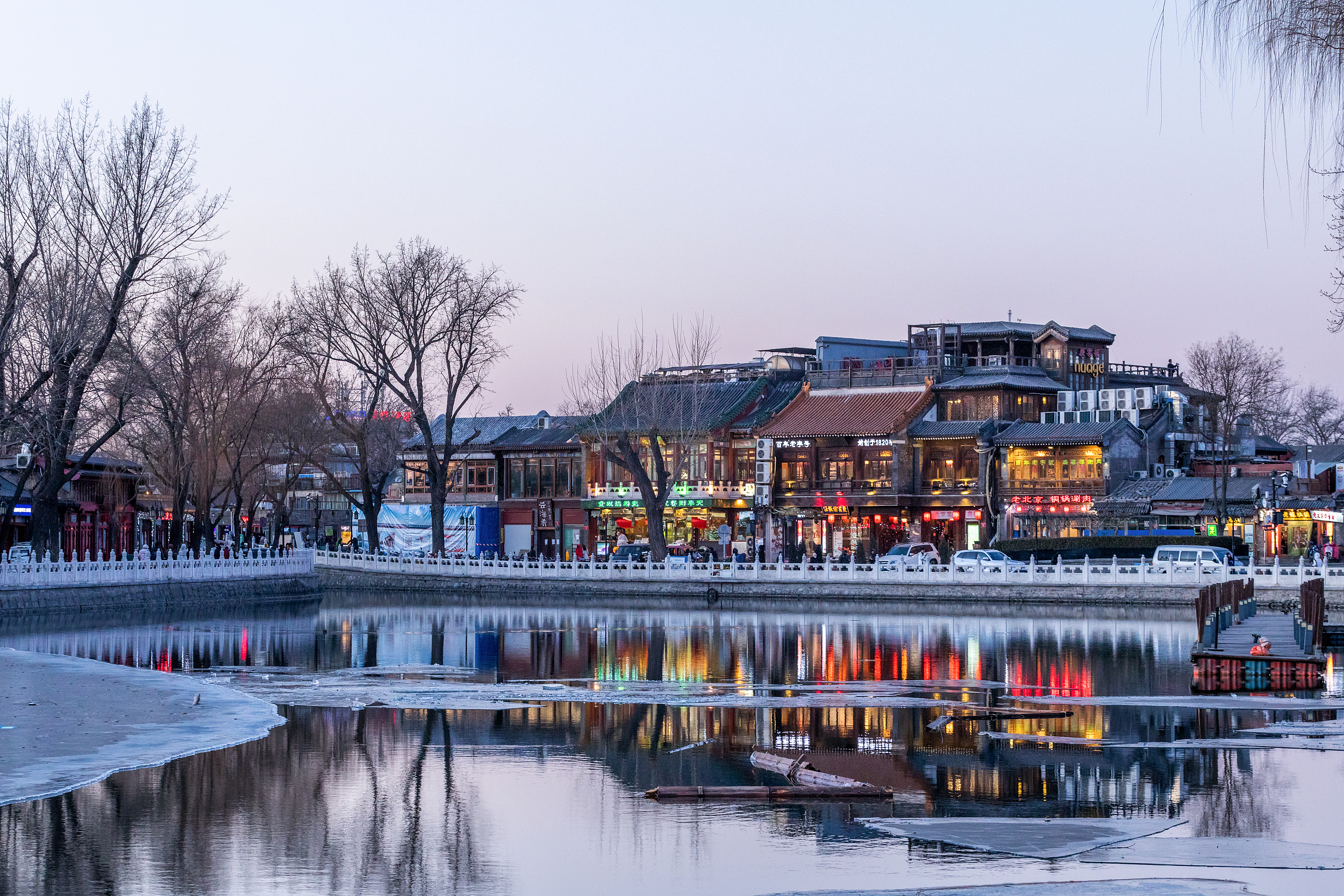 Then follow the guide to stroll in Houhai Hutong and experience the leisurely life of old Beijing. Walking through the winding Hutong, it seems like walking into an ancient painting. The green tiles and gray walls of the courtyards are scattered and the c