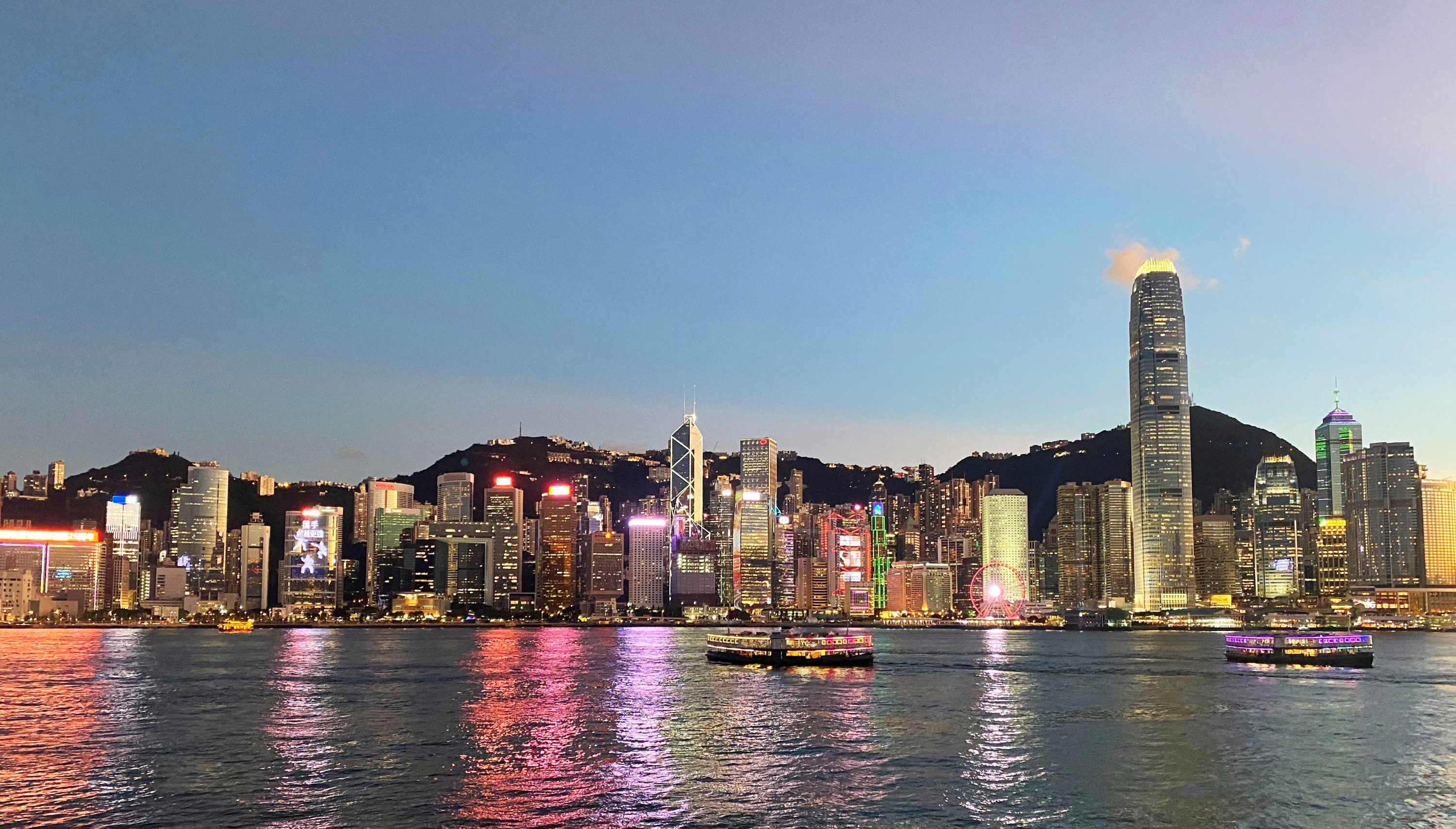 入夜後的維港夜色倍添璀燦,一邊暢飲,一邊欣賞香港夜景,令你的旅程更加難忘 入夜後的維港夜色倍添璀燦,一邊暢飲,一邊欣賞香港夜景,令你的旅程更加難忘