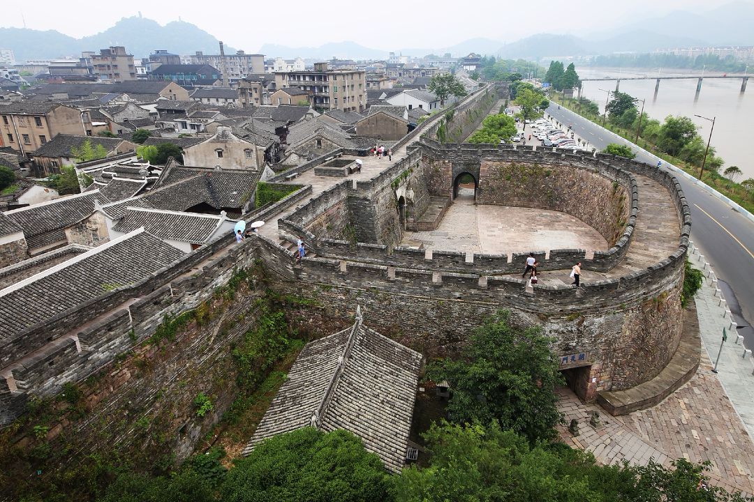 台州府城牆始建於東晉，擴建於唐，定型於宋，完善於明清，距今1600多年。它北枕北固，南瀕靈江，被譽為“江南長城”。