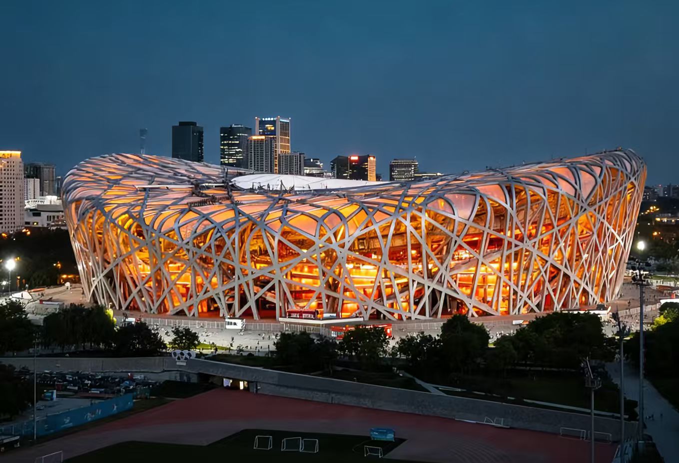 離開十三陵後，今天的最後一站是奧運場館外觀。鳥巢（國家體育場）以其獨特的鋼結構造型，宛如一個孕育生命的 “巢”，充滿了力量與動感。水立方（國家游泳中心）則以其藍色的膜結構，如同一顆晶瑩剔透的 “水晶體”，展現出靈動與柔美。兩座建築相互輝映，相得益彰，在周圍散步，欣賞這兩座現代建築與周圍環境融合的獨特美感，感受北京的現代氣息和科技實力，彷彿能看到當年奧運健兒們在這裡拼搏奮鬥的身影。
最後，司機和導遊將送您返回飯店，為這一天充實而美好的行程畫上圓滿句號。