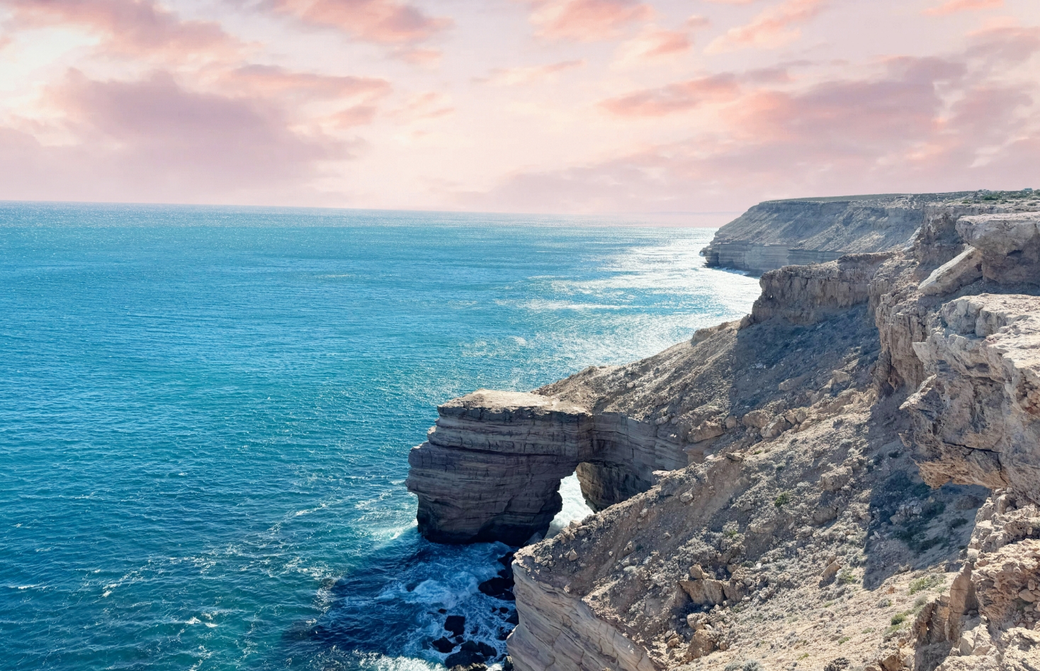 Gaze at the breathtaking coastline of Nature's Bridge in Kalbarri National Park!