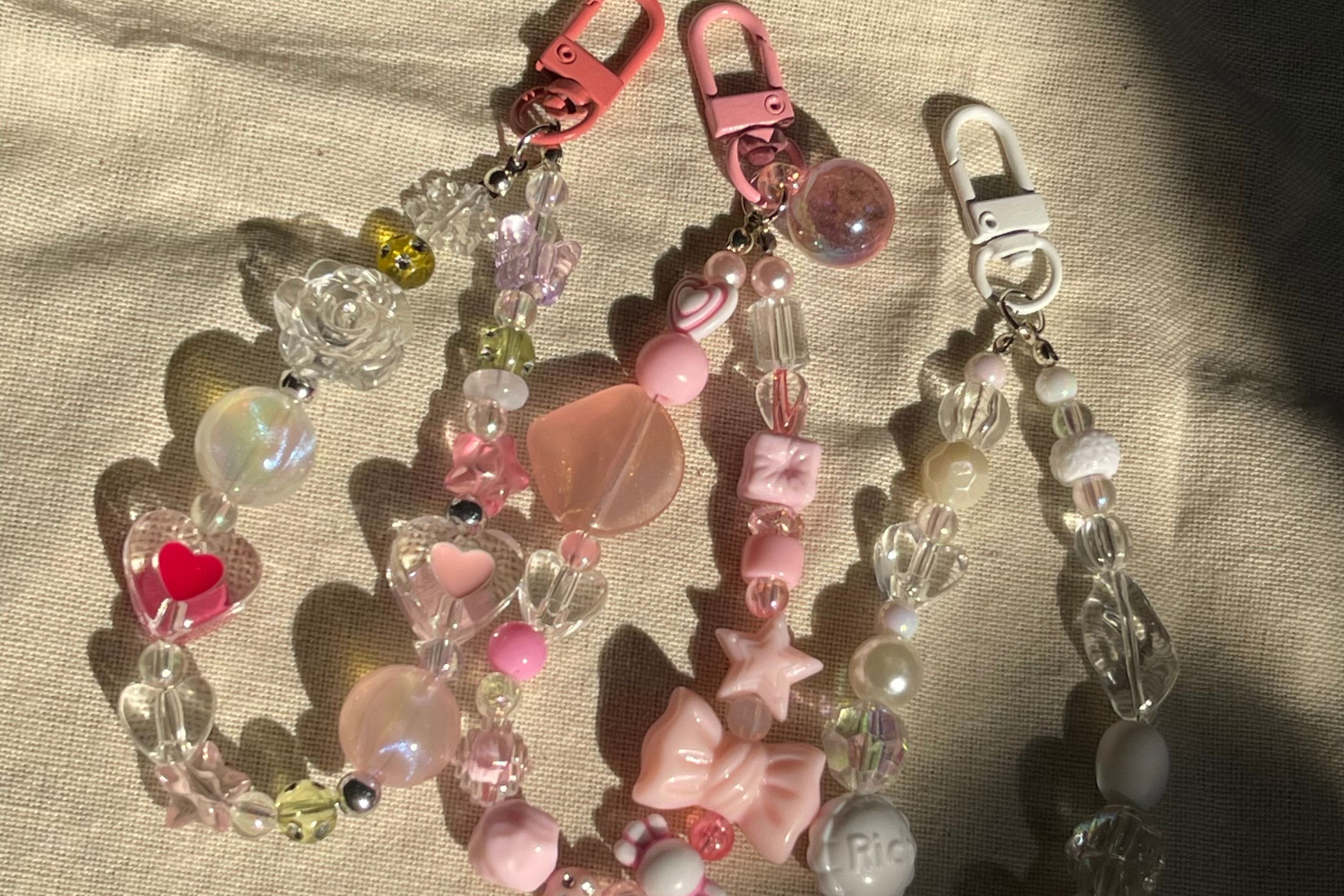 通過我們的**手工串珠製作課程**，讓您的創意變為現實！使用各種色彩繽紛的珠子、吊飾和裝飾品，設計並組裝您自己的**智慧型手機掛繩或包包吊飾**。每件作品都**獨一無二**，彰顯您的個人風格和想象力。