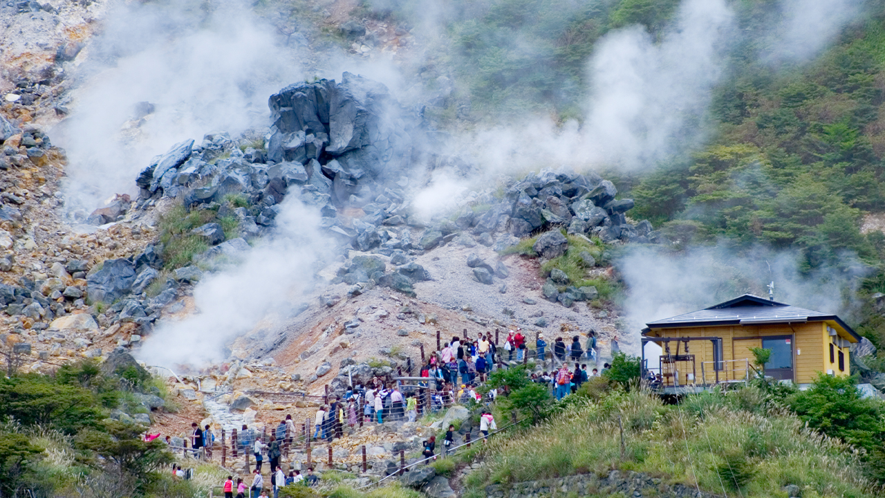 大涌谷是位於日本富士山東南隅箱根市境內的著名火山景點。 大涌谷是位於日本富士山東南隅箱根市境內的著名火山景點。