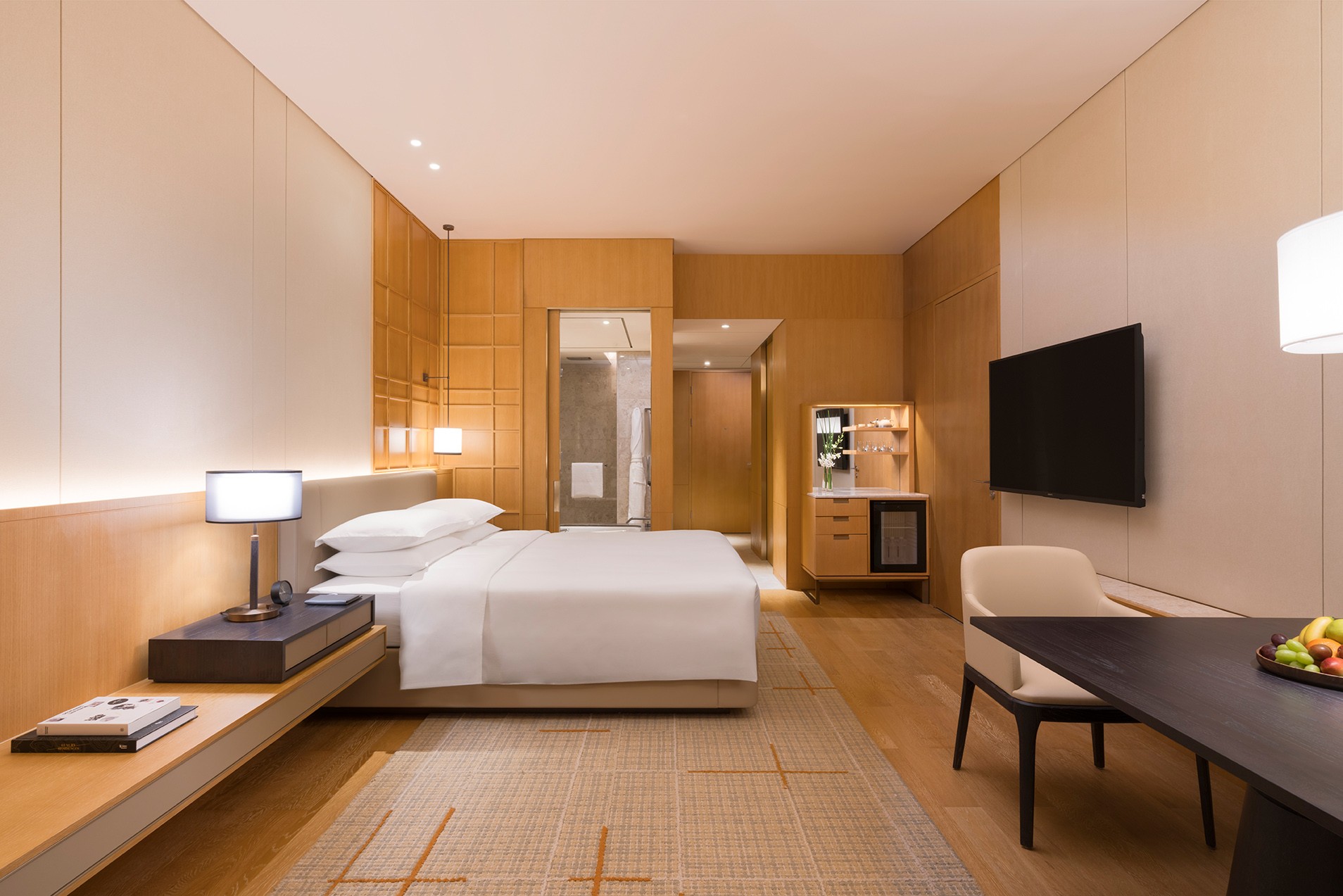 335 comfortable and modern rooms, including 36 elegant suites. Room sizes range from 40 square meters to 245 square meters. All rooms are equipped with soundproofing facilities to ensure that each guest has a quiet space and a sound sleep.