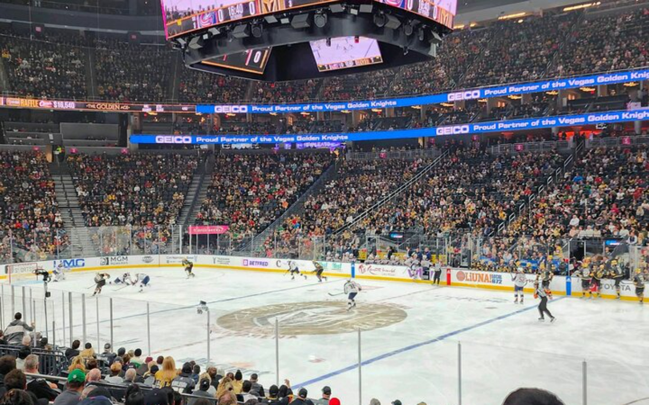 每個座位都經過精心設計，讓您盡情沉浸在 Vegas Golden Knights 的冰上體驗中，享受完美的觀賽視野。