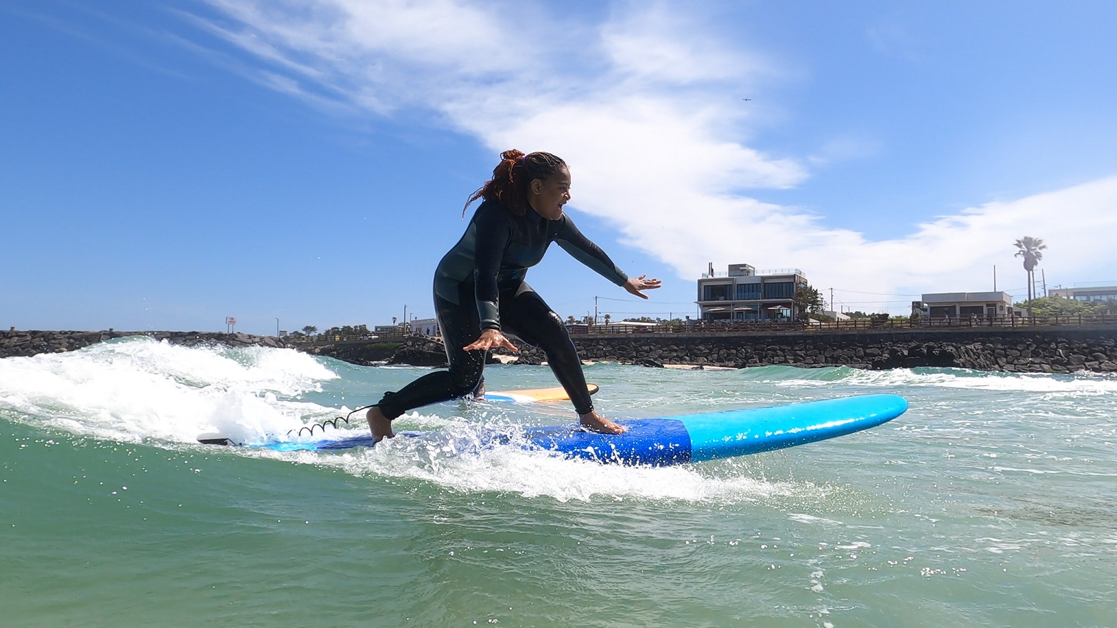 Jeju Aewol boshlovchilar uchun surf darsi