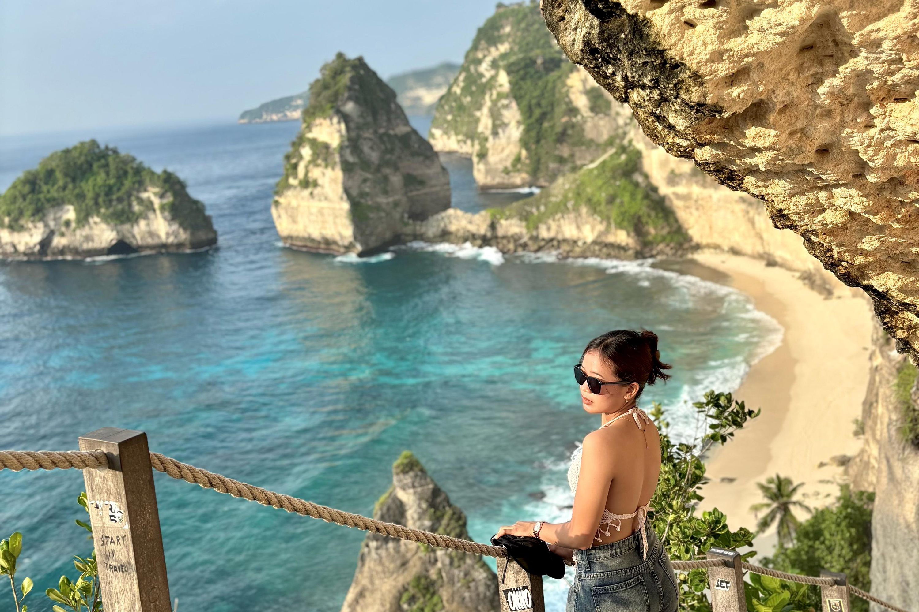 The beach offers spectacular views with steep cliffs and clean white sand. The clear sea water and large rocks scattered along the beach add to the beauty of this place.