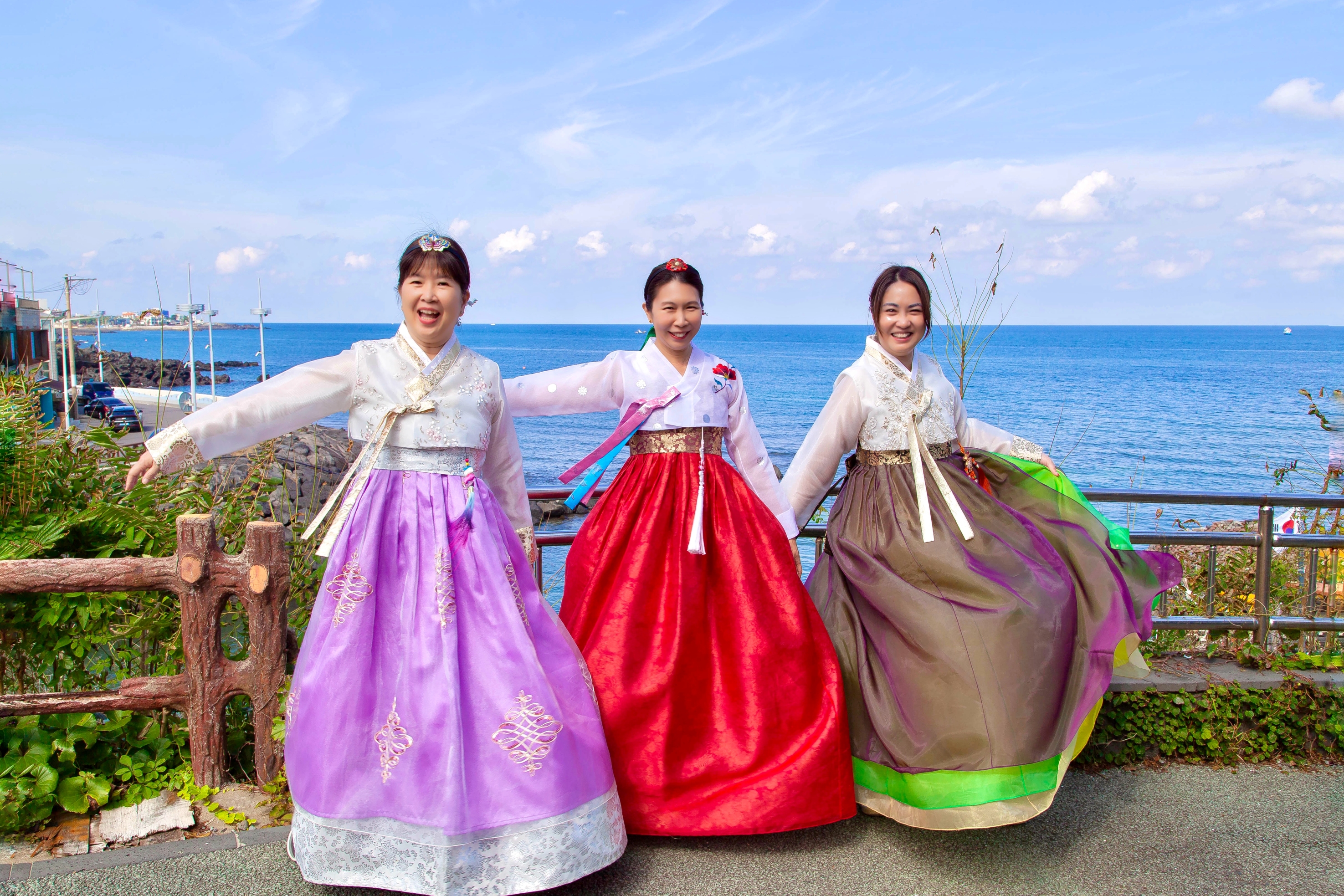 與大量生產的服裝不同，我們的現代韓服是韓國設計製造的優質服飾，融合了傳統工藝與現代美學。