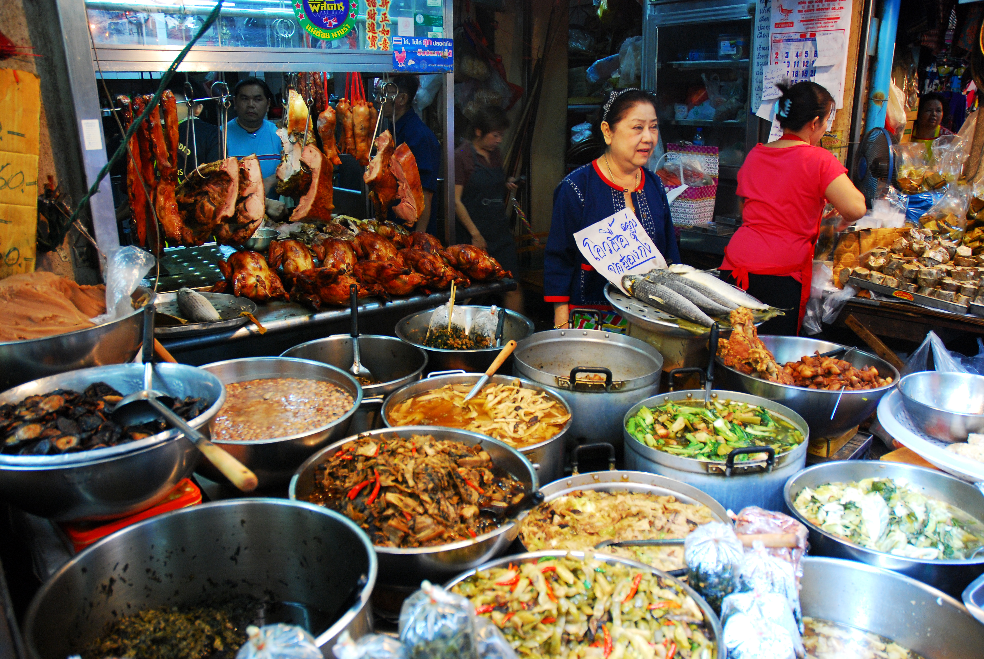 Thai streets. Чайна Таун в Тайланде. Тайская кухня Пхукет. Бангкок стрит фуд. China Town Night Market Бангкок.