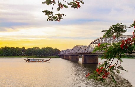 HUE CITY SIGHTSEEING AND FOOD TOUR BY MOTORBIKE