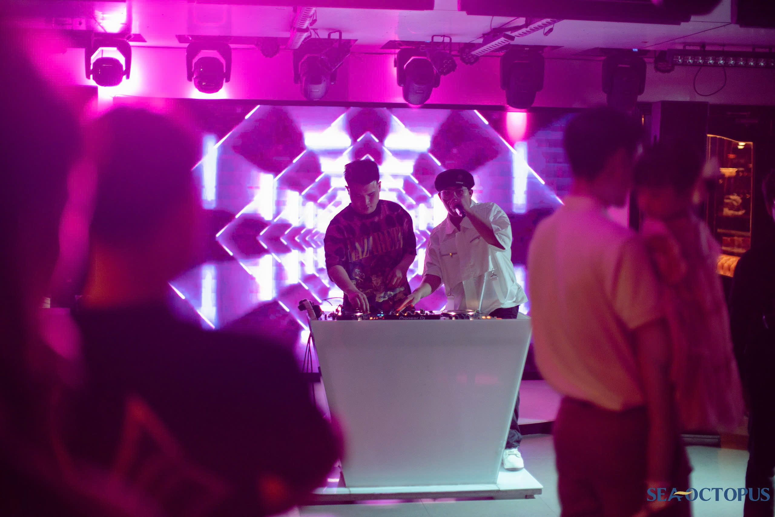 作為一艘五星級美食郵輪,海之章魚號最多可容納近300名乘客。船上配備一流的設施和現代化的便利設施,為您帶來在歷史遺址中最奢華的體驗 作為一艘五星級美食郵輪,海之章魚號最多可容納近300名乘客。船上配備一流的設施和現代化的便利設施,為您帶來在歷史遺址中最奢華的體驗