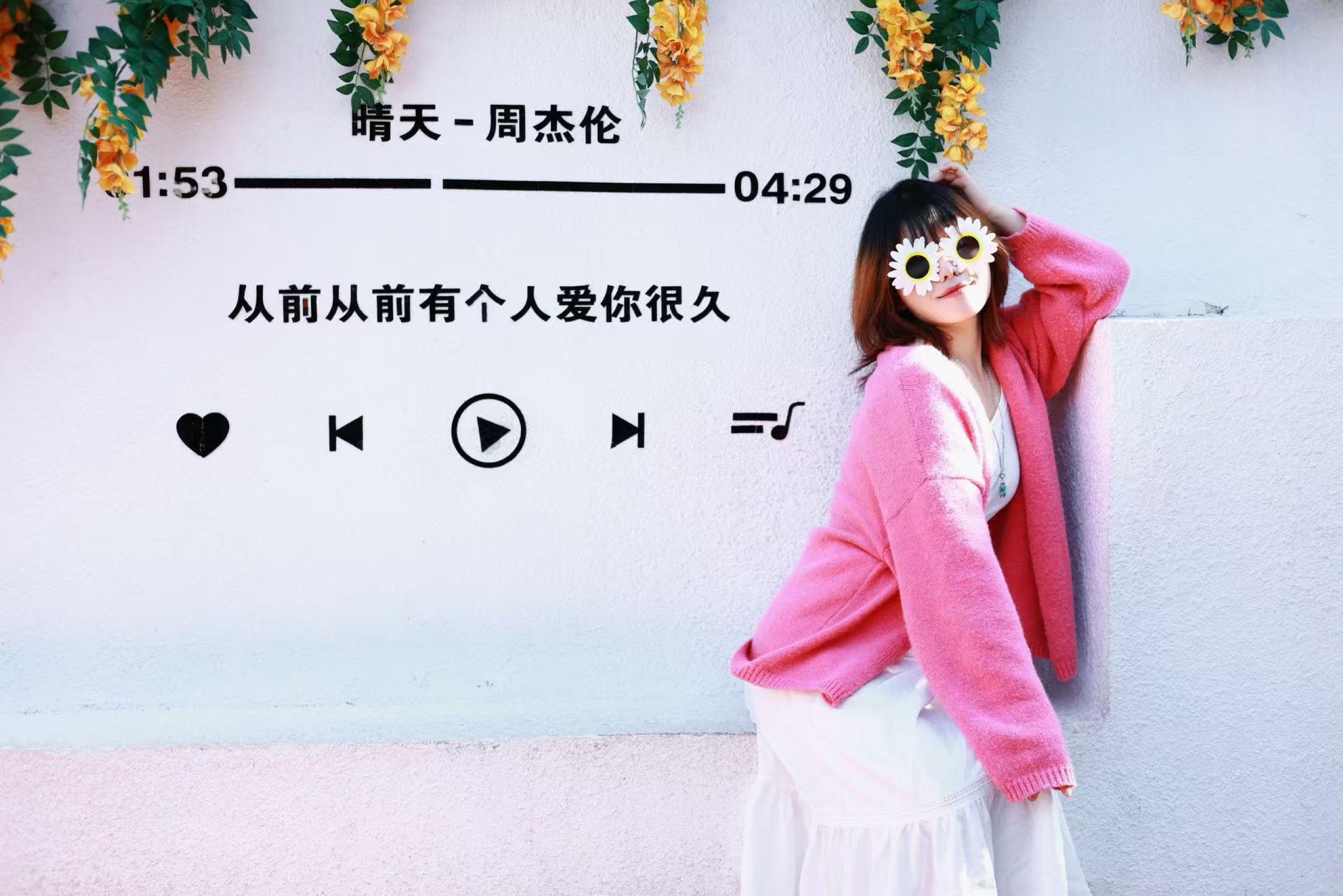 為顧客營造出充滿氛圍感的拍攝背景,無論是清新自然的海邊景色,還是充滿歷史韻味的老建築,都能信手拈來,讓照片原圖就極具質感 為顧客營造出充滿氛圍感的拍攝背景,無論是清新自然的海邊景色,還是充滿歷史韻味的老建築,都能信手拈來,讓照片原圖就極具質感