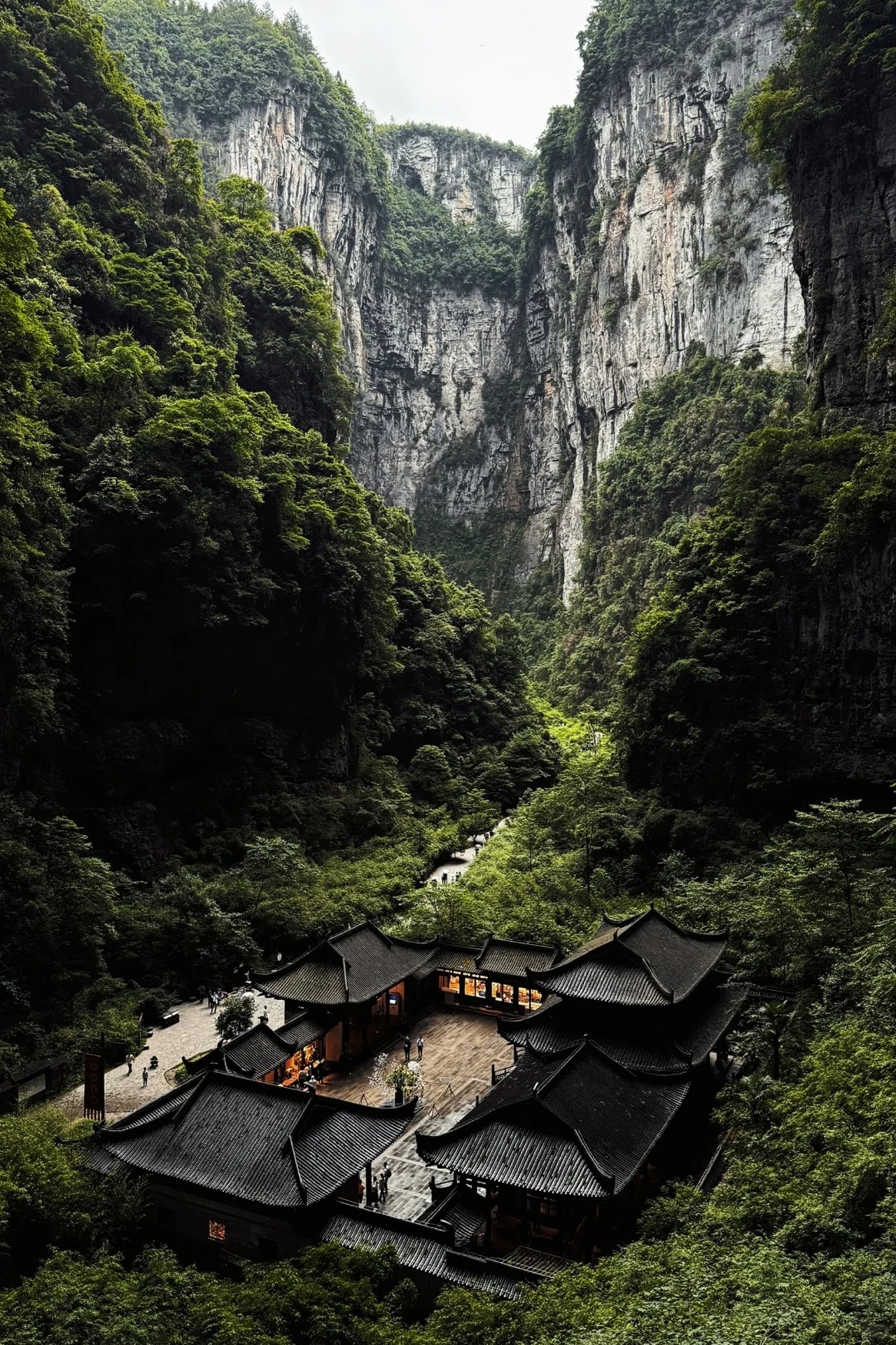重慶精華景點高端5日遊（武隆天生三橋+仙女山+洪崖洞+烏江古鎮+阿依河+蚩尤九黎城+重慶網紅景點+贈送苗族歌舞晚會+重慶往返）