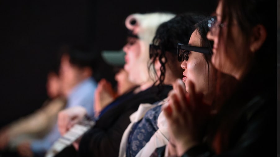 "Smart Glasses"
Smart glasses provided for international audience members enable them to enjoy the Korean-language musical INSIDE ME without any language barriers, thanks to the innovative "Subtitles Inside My Glasses" system. Subtitles are projected in r