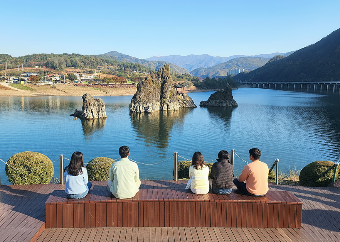 🌿 丹陽的「島潭三峰 (Dodamsambong Peaks)」是韓國最具代表性的自然地標之一，由三座岩峰組成，景色如畫。