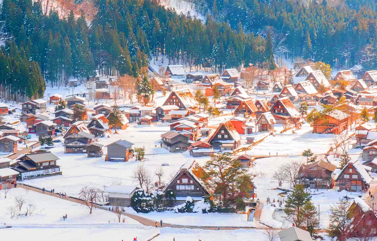 冬｜銀裝素裹的童話雪國
冬季是白川鄉最夢幻的季節，大雪覆蓋屋頂，宛如現實中的童話小鎮。夜間點燈活動更添浪漫，令人流連忘返。