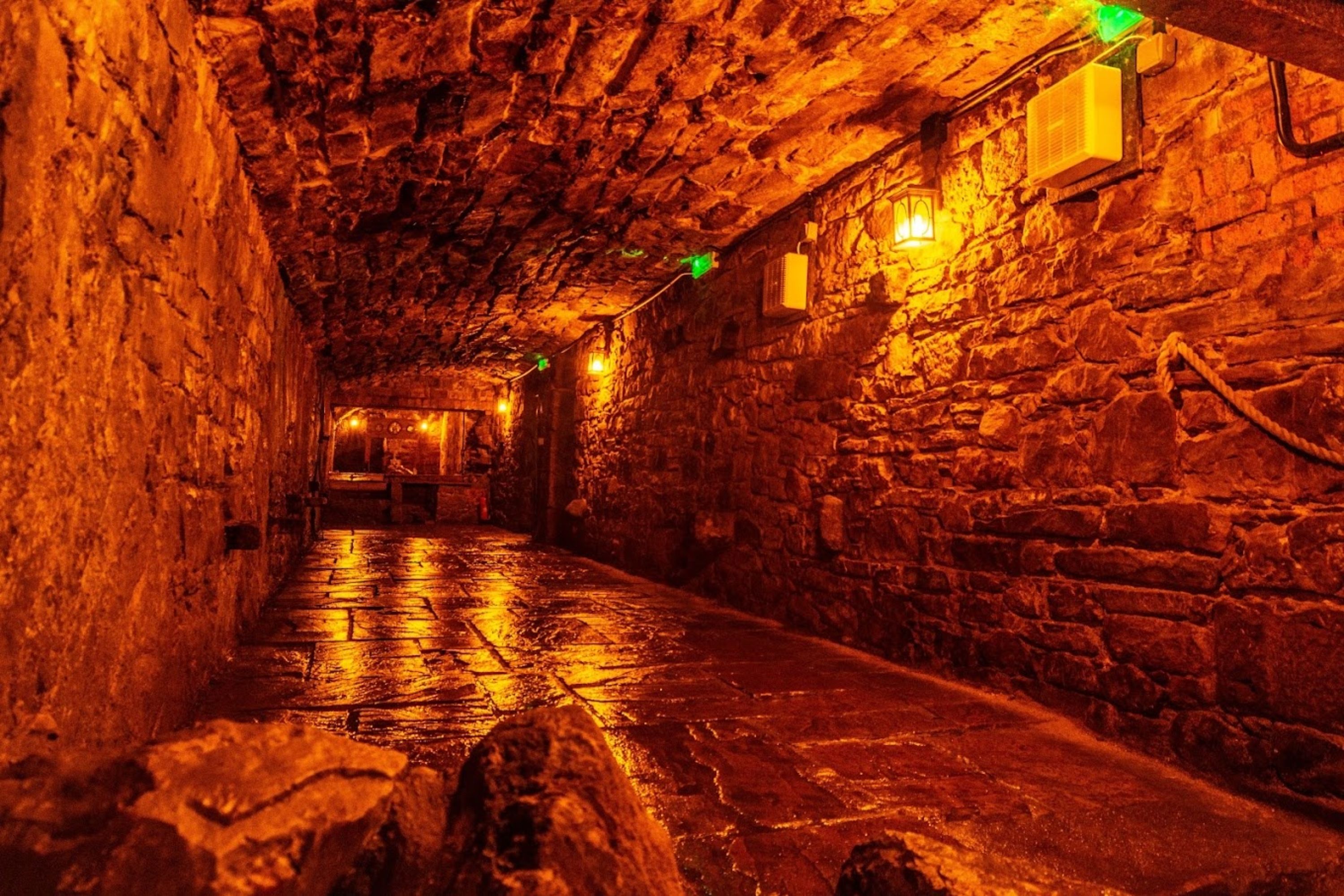 Old Town and Underground Ghost Tour in Edinburgh