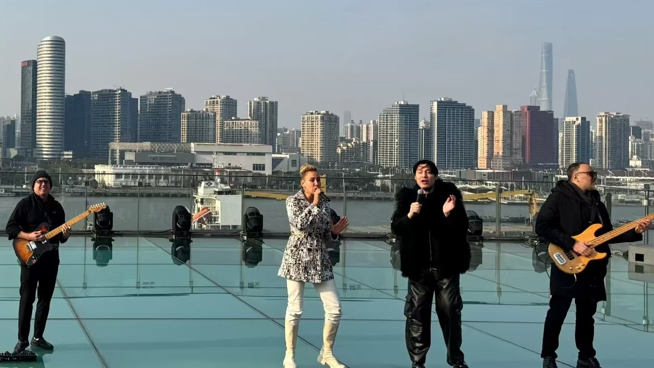 懸崖音樂會：七樓樓頂的戶外劇院，背景是黃浦江的一線江景，可以躺著看樂隊演出，唱的都是節奏感很強的歌曲，歌手也會走下來互動，很歡樂～
晚上來這裡還可以看到絕美黃浦江景，夜景藍調更精彩。