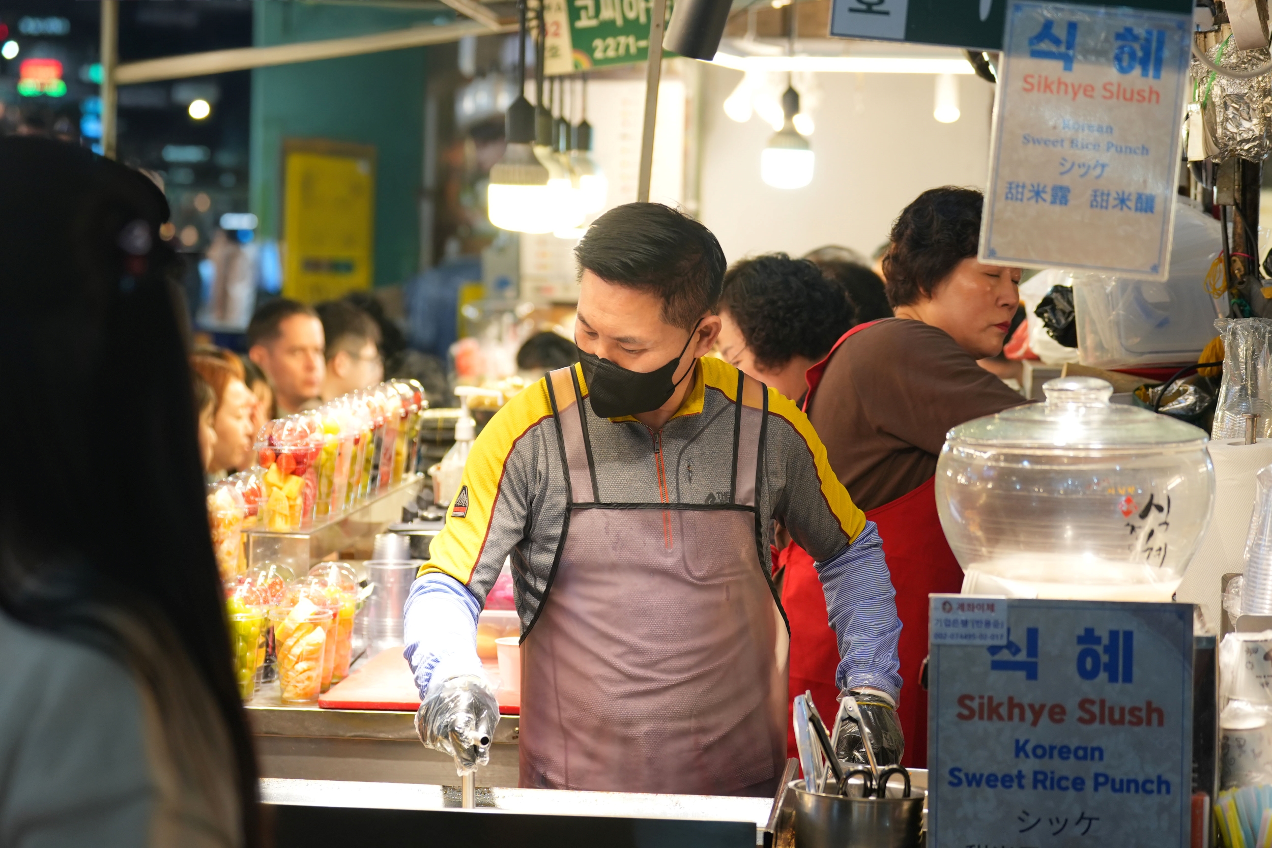 在廣藏市場,攤販正在煎餅。 在廣藏市場,攤販正在煎餅。