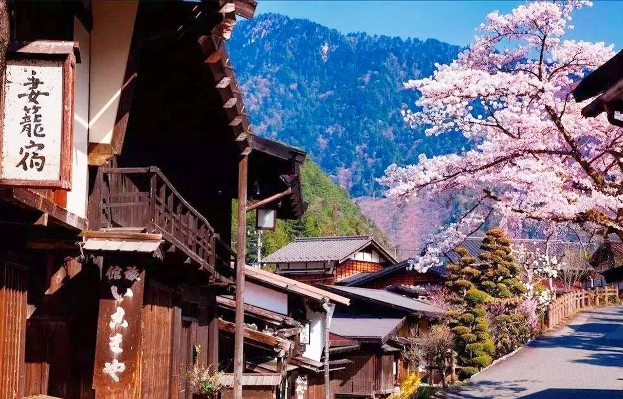 妻籠宿的美麗,藏在古驛道旁保留完好的木造町家、覆著青苔的石板路與紅燈籠裡,一磚一瓦都透著江戶時代的古樸韻味 妻籠宿的美麗,藏在古驛道旁保留完好的木造町家、覆著青苔的石板路與紅燈籠裡,一磚一瓦都透著江戶時代的古樸韻味