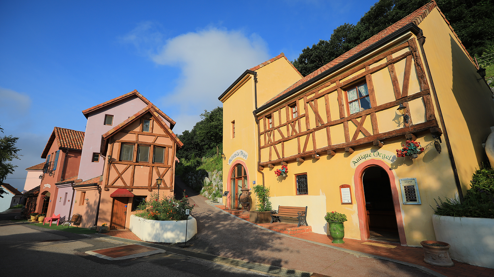 小法國村是一座迷人的法式文化村莊，坐落於加平郡的山區，其建築靈感源自傳統法國風情。