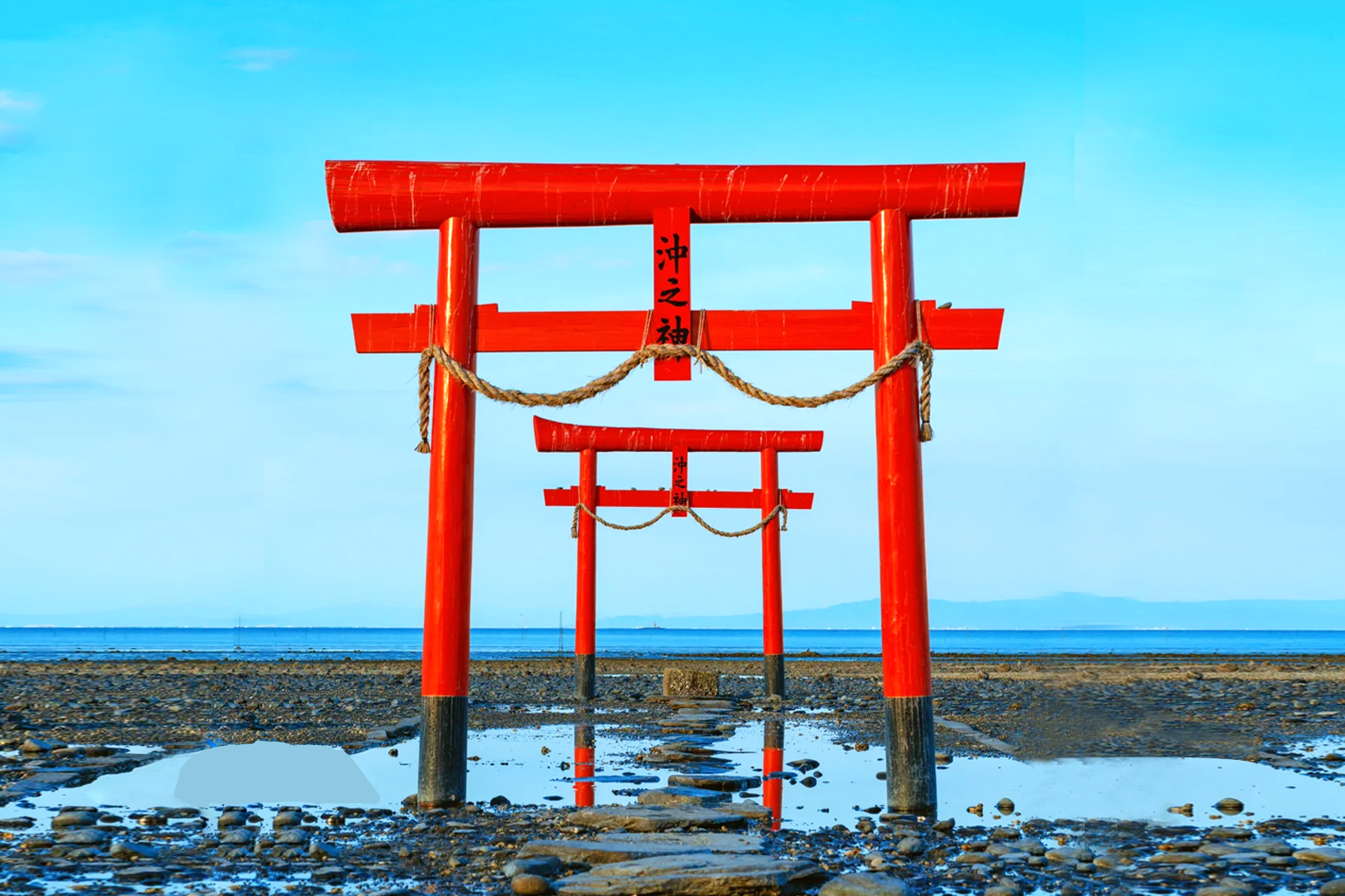 海中鳥居：在大魚神社和衝之島之間建造的3座鳥居“海中鳥居”,隨著潮水的退化而出現,潮水漲時沉入大海,是夢幻般美麗的能量聚合地。