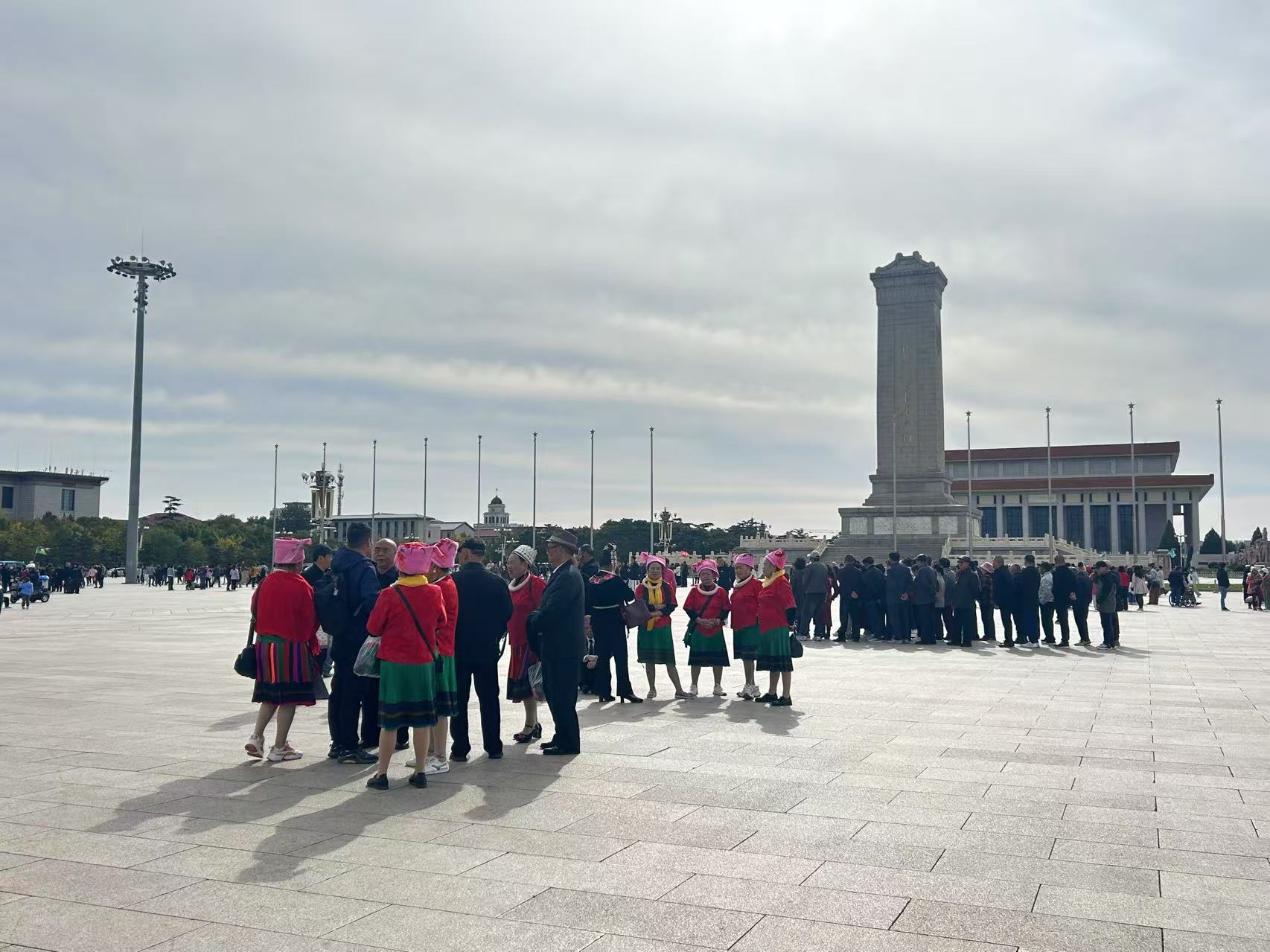 第一天，你將在飯店大廳與熱情專業的導遊會合，導遊會以飽滿的熱情和豐富的知識，陪伴你開啟這趟難忘的北京之旅。我們的兩日遊行程靈活度高，其中長城路段可選玉門關或八達嶺，你可根據喜好提前選擇。隨後，你將邁出今日精彩旅程的第一步，前往天安門廣場。
抵達天安門廣場後，在導遊的引領下開啟漫步廣場的愜意時光。需要提前知曉的是，天安門廣場在旺季時排隊入園時間可能超過一個半小時。作為世界上最大的城市中心廣場，它佔地 44 萬平方米，每一寸土地都承載著厚重的歷史，每一處建築都訴說著往昔的動人故事。