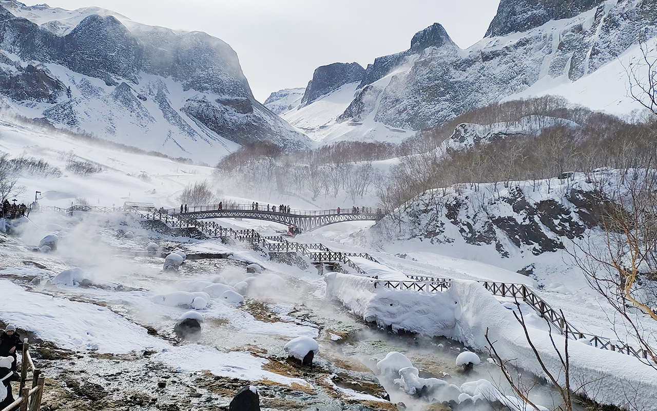 逐個遊覽景區內的【長白瀑布】,【聚龍溫泉群】,【綠淵潭】,【地下森林】 充足的遊覽時間玩轉長白山景區。 逐個遊覽景區內的【長白瀑布】,【聚龍溫泉群】,【綠淵潭】,【地下森林】 充足的遊覽時間玩轉長白山景區。