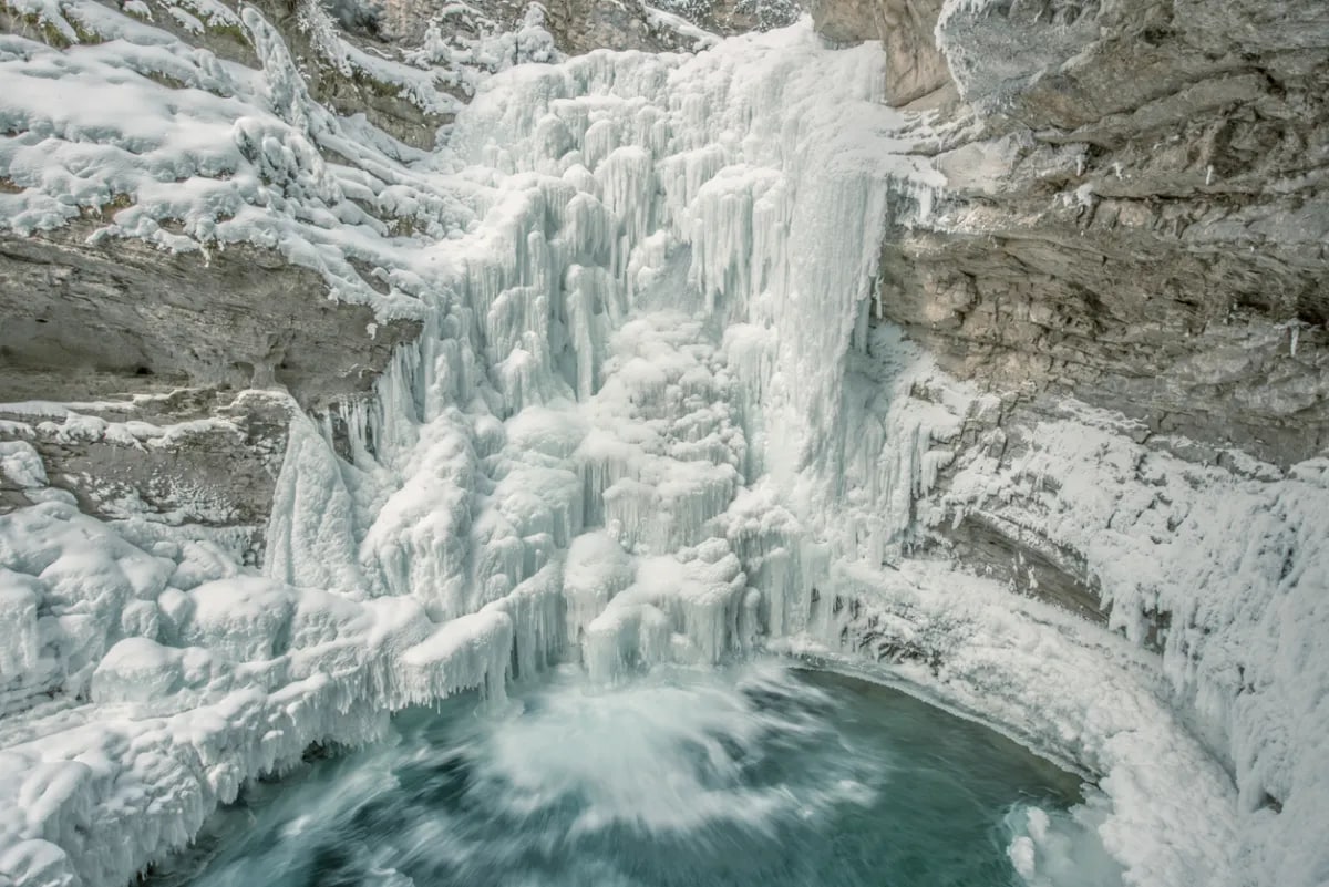 從坎莫爾和班夫出發的路易斯湖 (Lake Louise) 和約翰斯頓峽谷 (Johnston Canyon) 之旅