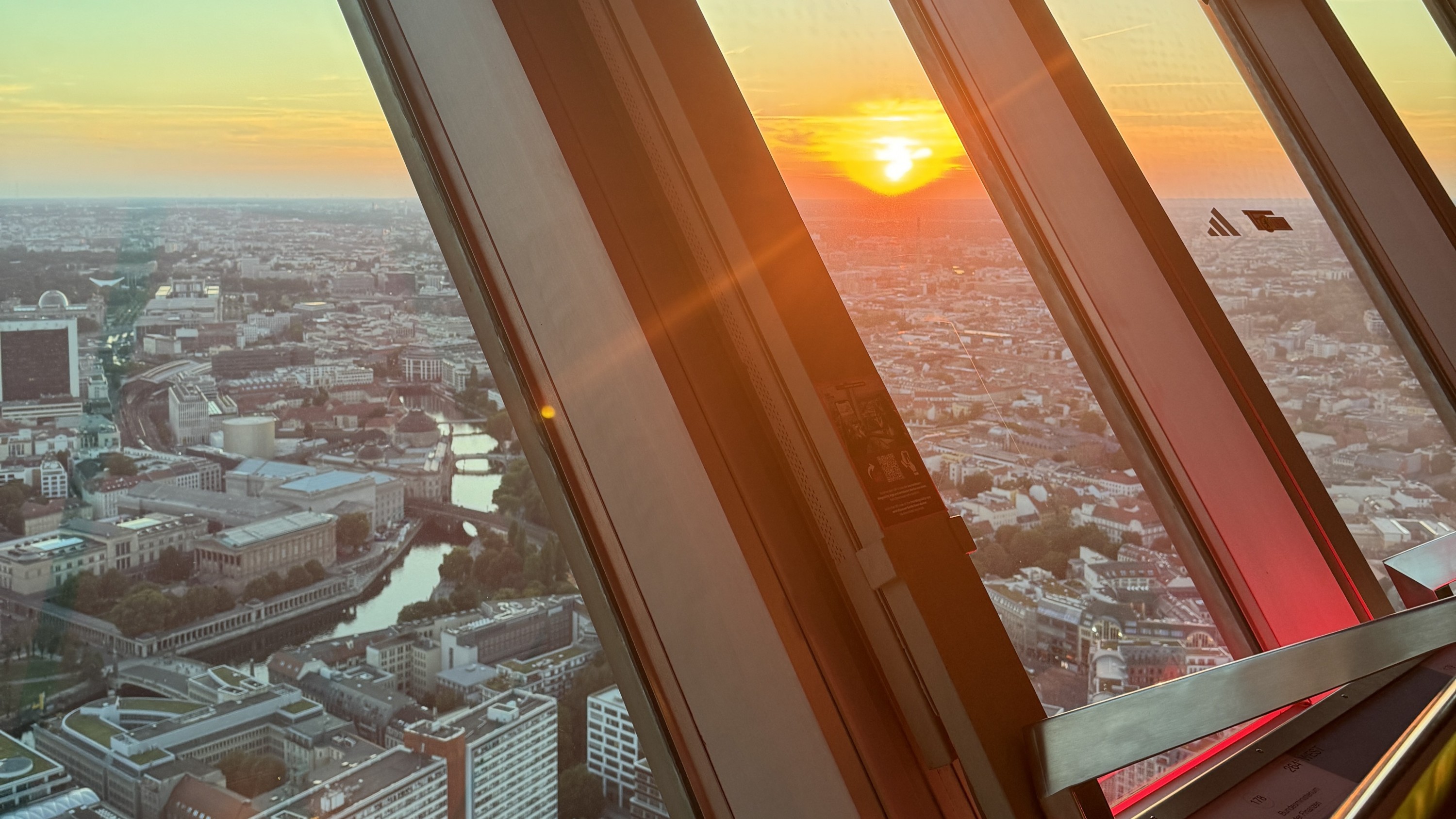 從200公尺高空,欣賞夕陽將柏林的天際線染上色彩 從200公尺高空,欣賞夕陽將柏林的天際線染上色彩