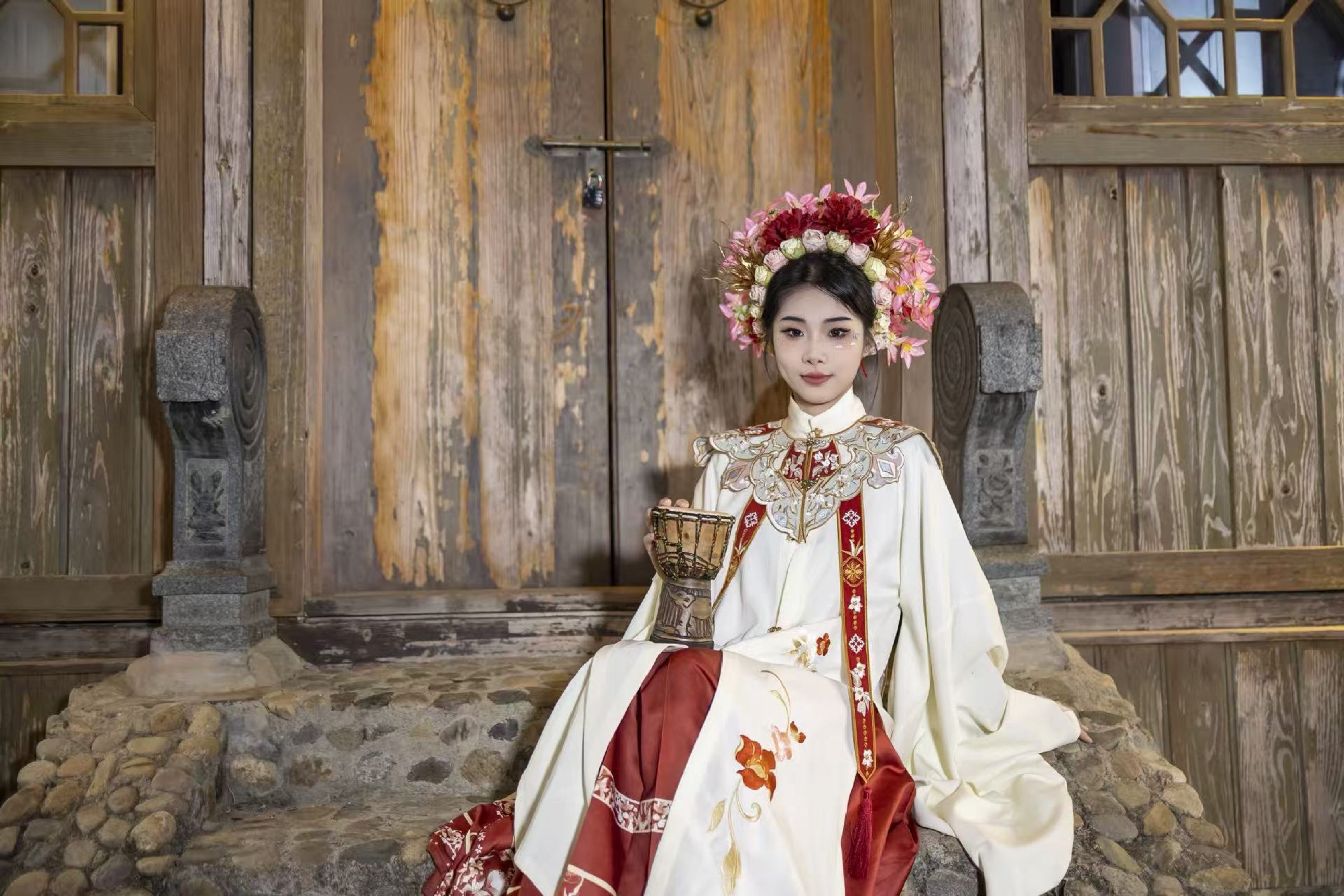 暖光漫過舊木紋理,彷彿把閩南古厝的菸火氣與國風詩意,都定格在了這幀靜謐的畫面裡 暖光漫過舊木紋理,彷彿把閩南古厝的菸火氣與國風詩意,都定格在了這幀靜謐的畫面裡