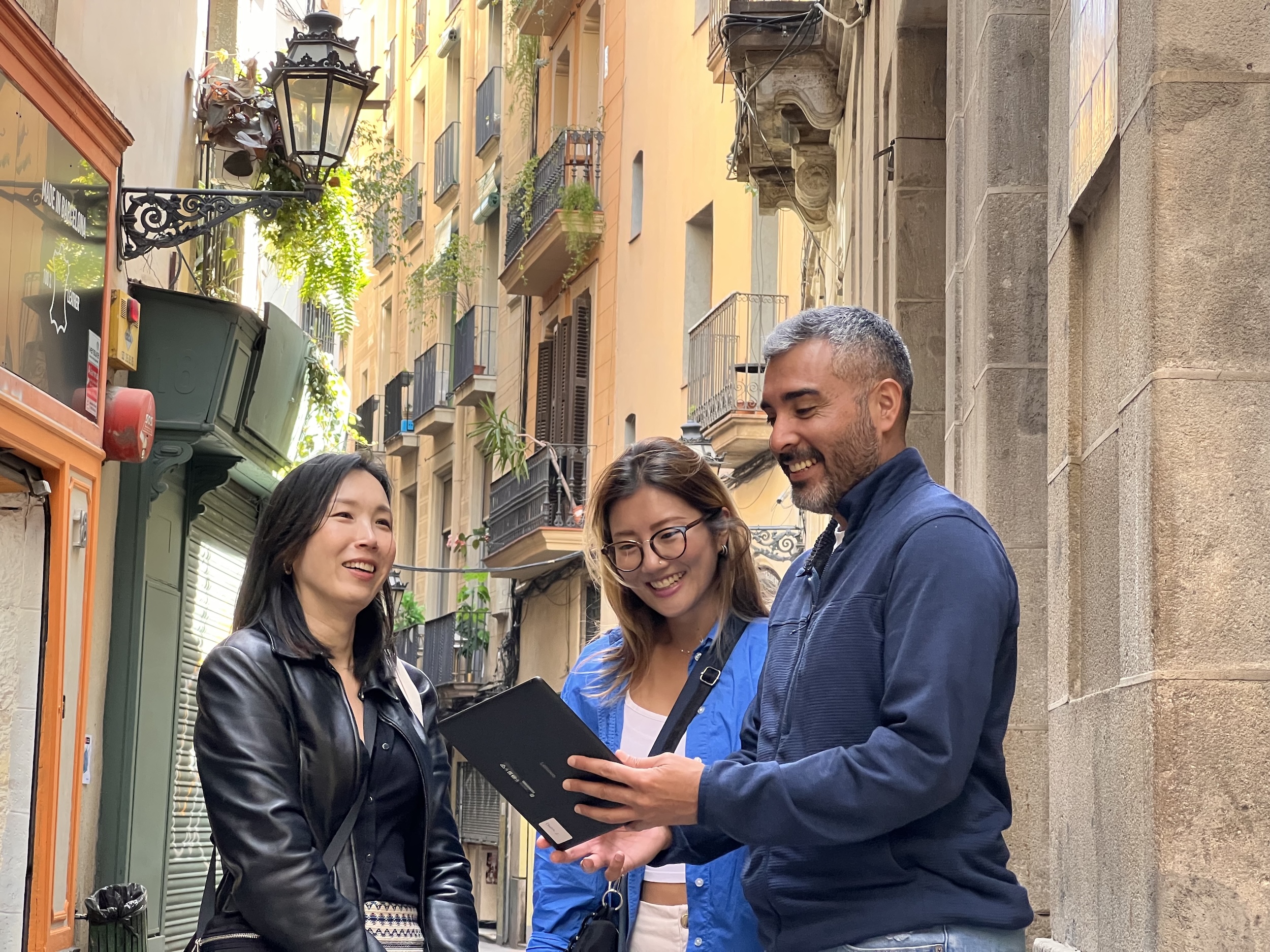 Barcelona's Gothic Quarter Guided Tour, Flamenco Show & Tapas Dinner