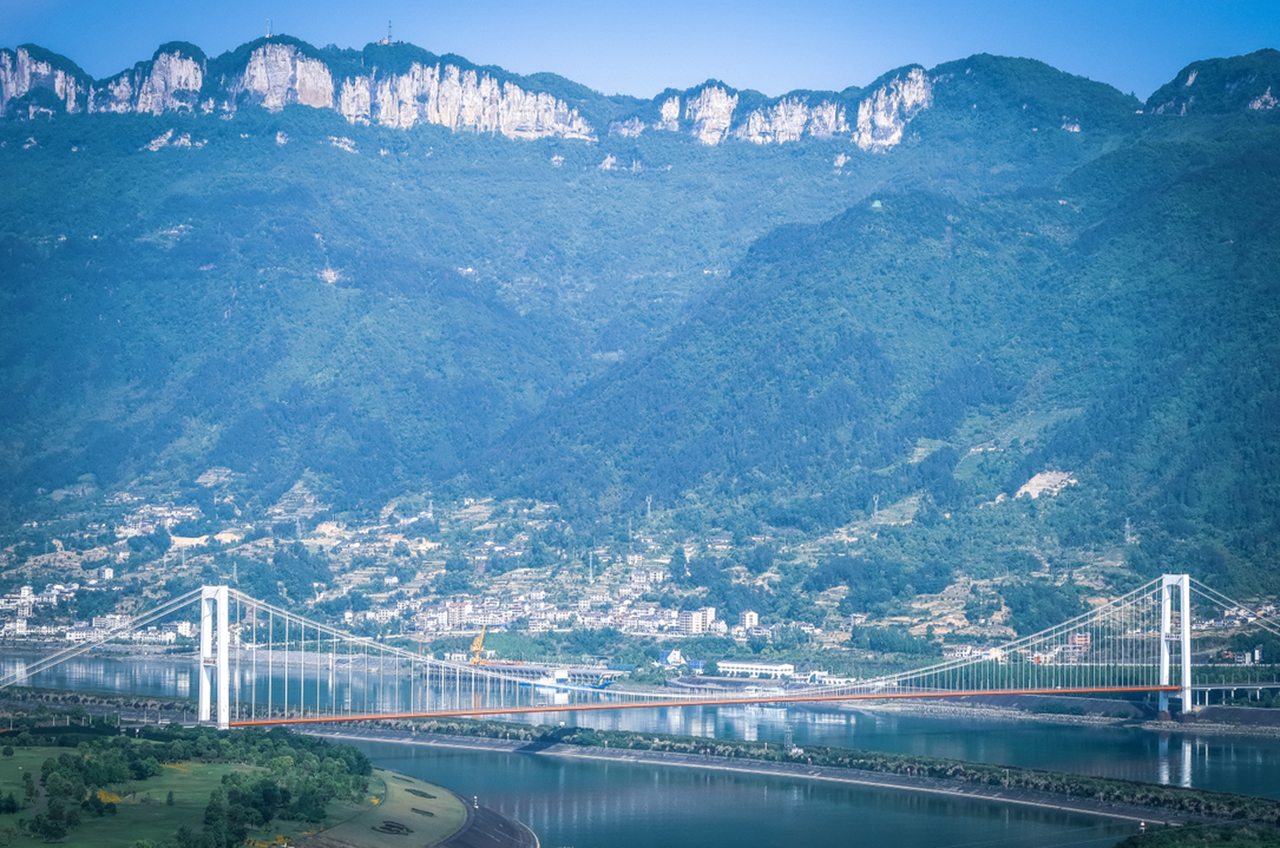 西陵峽：三峽最長的峽谷，灘多水曲，峭壁如削，可欣賞原生態峽江風光。