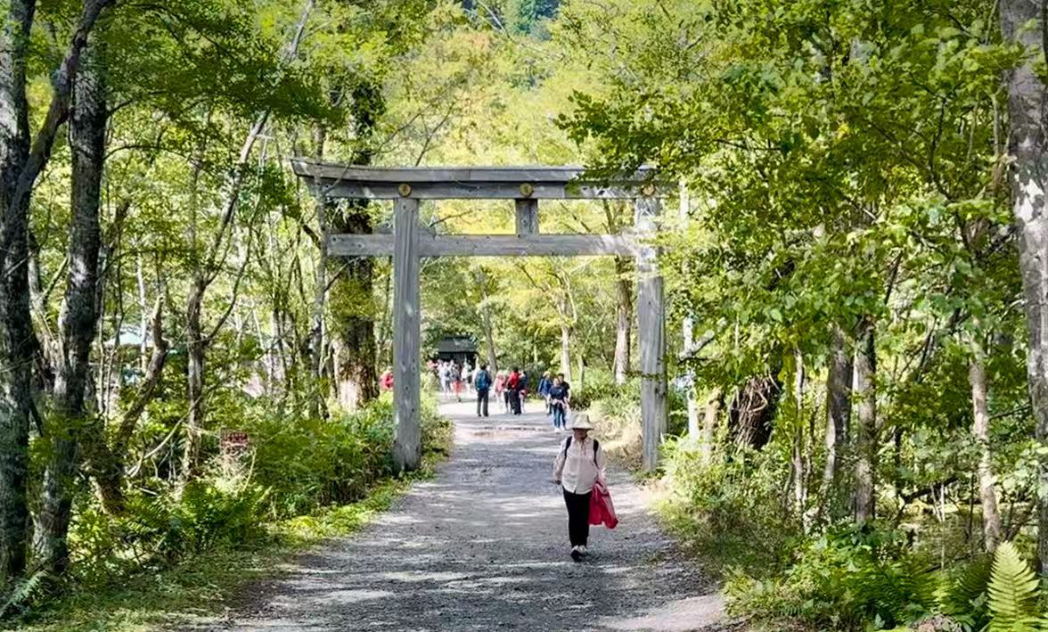 明神池前 穗高神社(供奉明神的神社,參拜費用為500日圓) 明神池前 穗高神社(供奉明神的神社,參拜費用為500日圓)