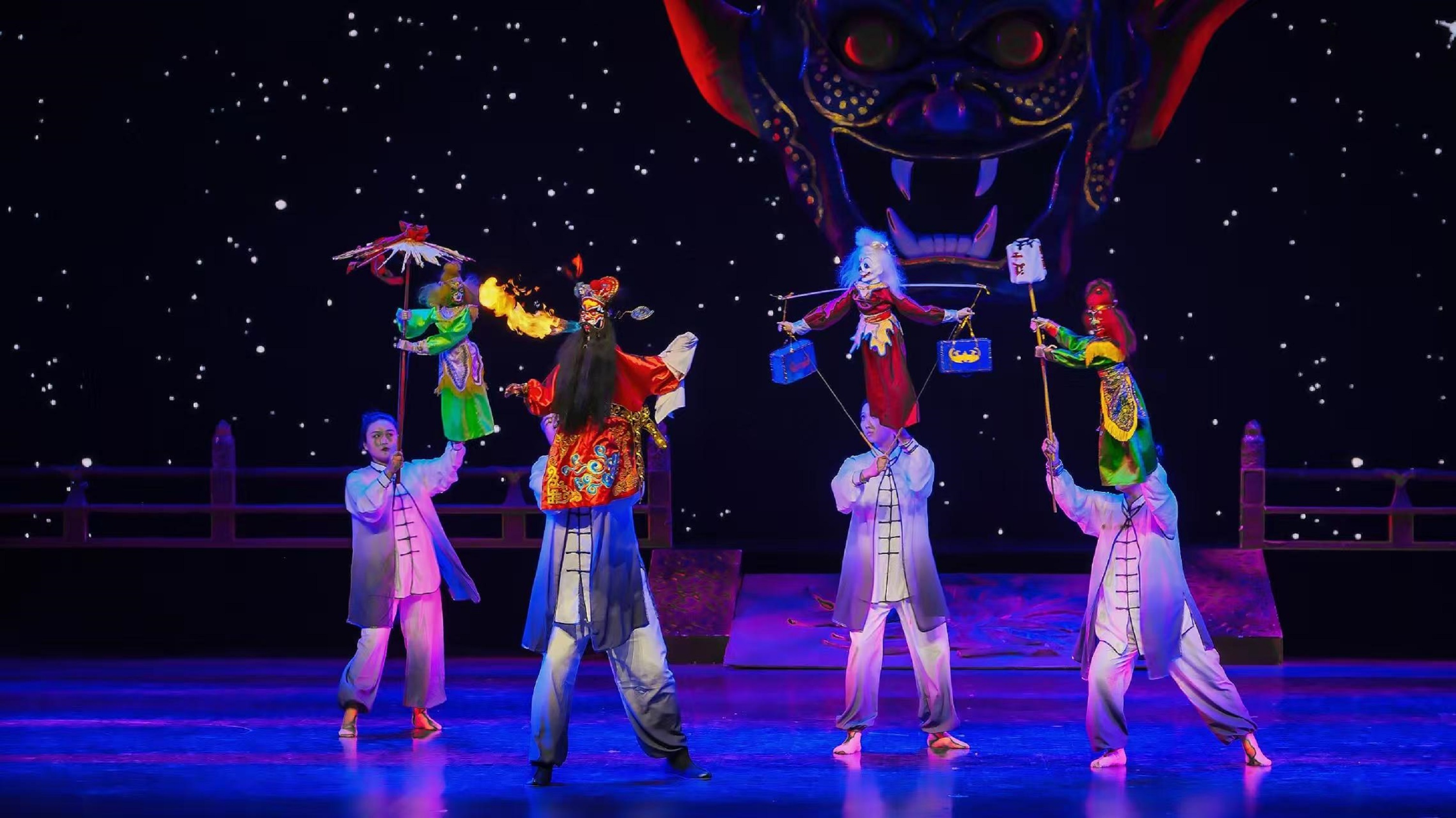 杖頭木偶在古代稱“杖頭傀儡”來操縱動作完成，它內部虛空，眼嘴可以活動，頸部下面接一節木棒或竹竿，表演者一手掌握兩根操縱桿進行表演，因而又稱“舉偶”