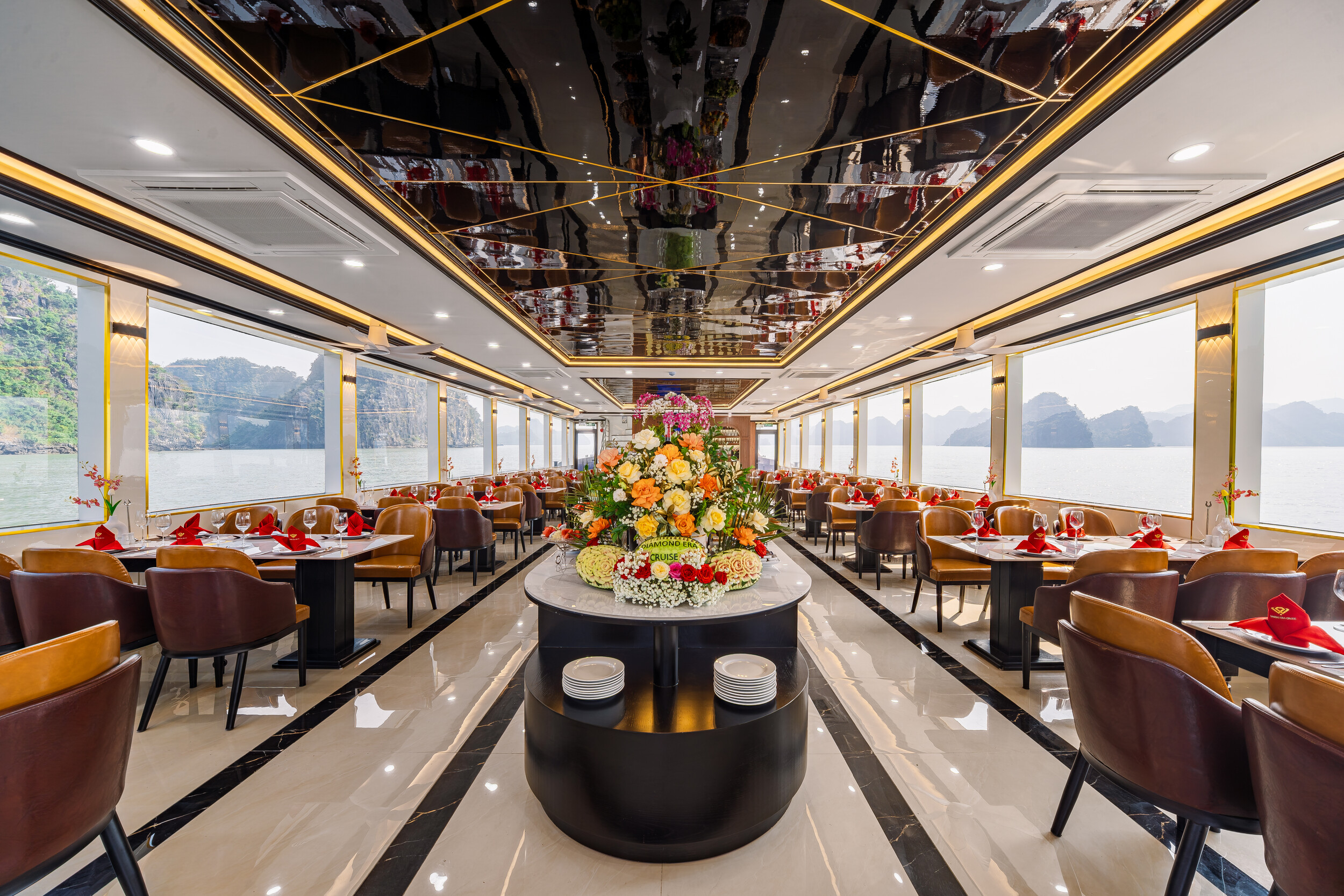 餐廳設計營造出奢華私密的氛圍，確保您能在精緻的環境中，盡享美味佳餚。