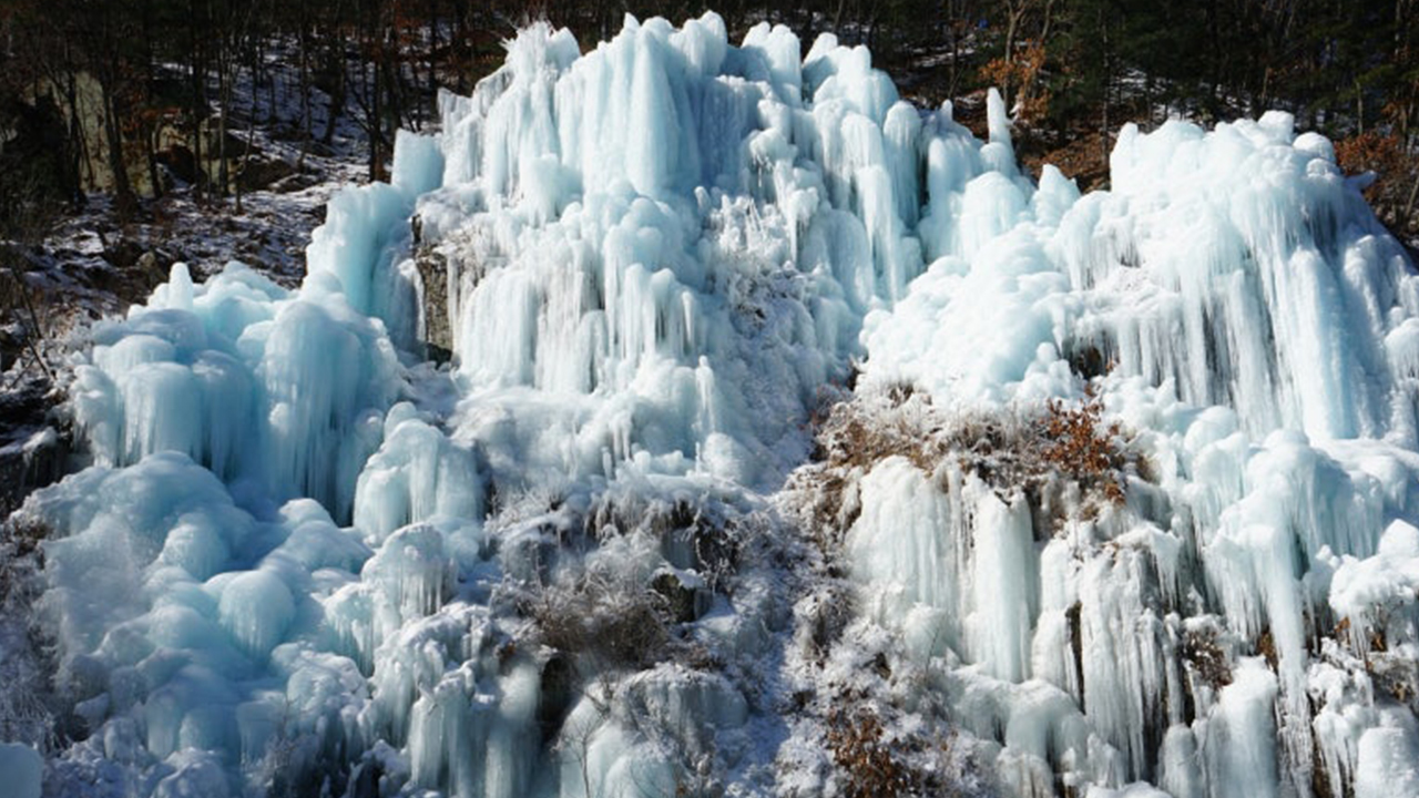 當陽光灑落在冰封的峭壁上，藍白交織的倒影閃爍著迷人光芒——這是一場獨特的冬季盛宴，完美展現了 EOVI 冰谷的獨特魅力。