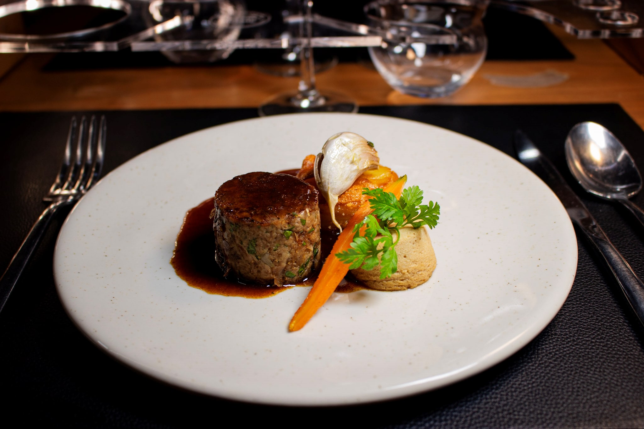 油封鴨肉捲佐肉汁、香料洋芋與洋蔥塔 油封鴨肉捲佐肉汁、香料洋芋與洋蔥塔