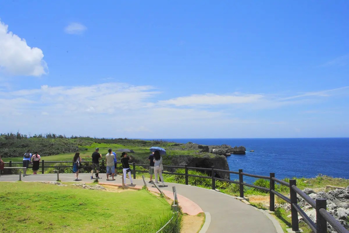 萬座毛散策步道
沿著海岸設有完善的步道,輕鬆漫步即可欣賞沖繩絕美海景與象鼻岩,適合全齡遊客親近大自然。 萬座毛散策步道
沿著海岸設有完善的步道,輕鬆漫步即可欣賞沖繩絕美海景與象鼻岩,適合全齡遊客親近大自然。