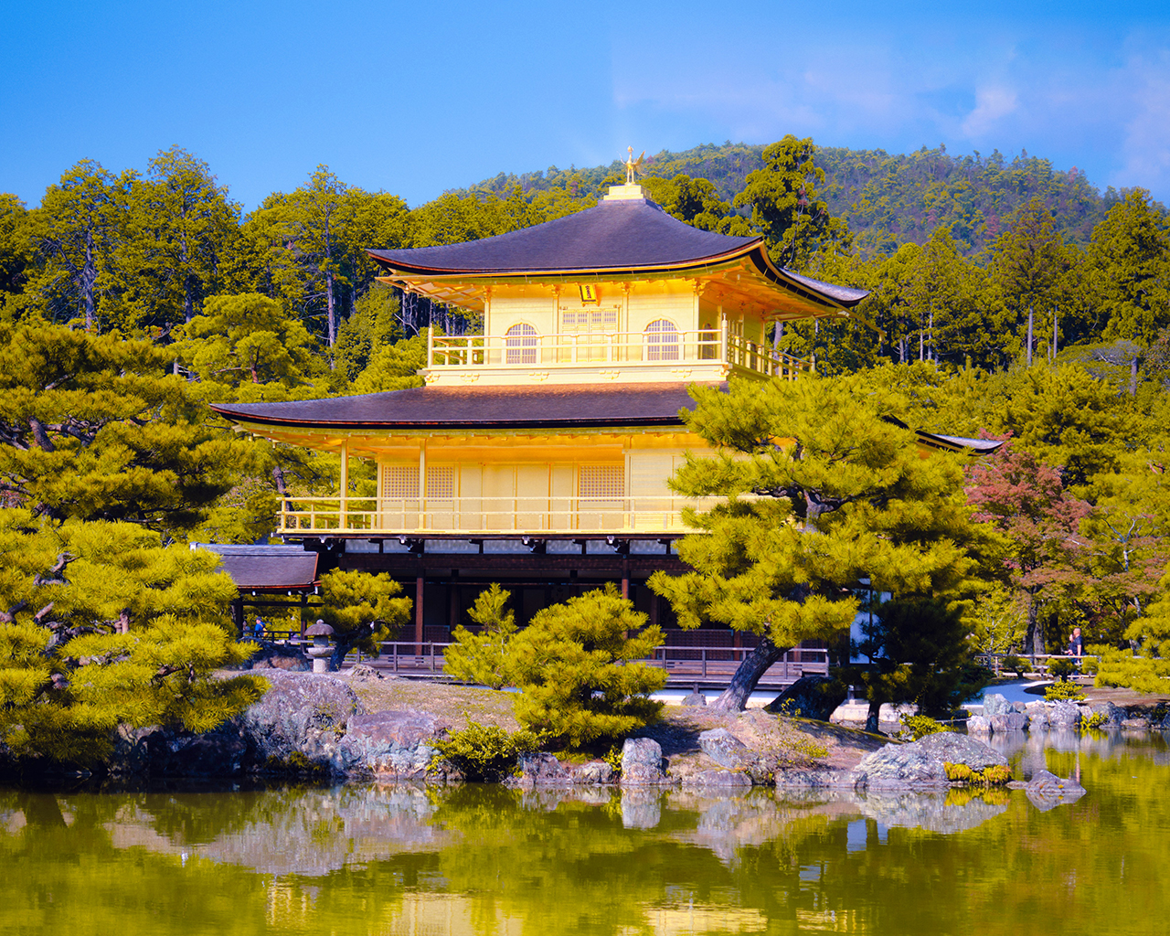 The original name of Kinkakuji Temple is Rokuon-ji Temple. Because the outer walls of the core building of the temple, the Shariden, are all decorated with gold foil, it is nicknamed "Kinkaku-ji Temple".