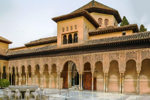 Alhambra with Nasrid Palace, Albaicin, and Sacromonte Tour