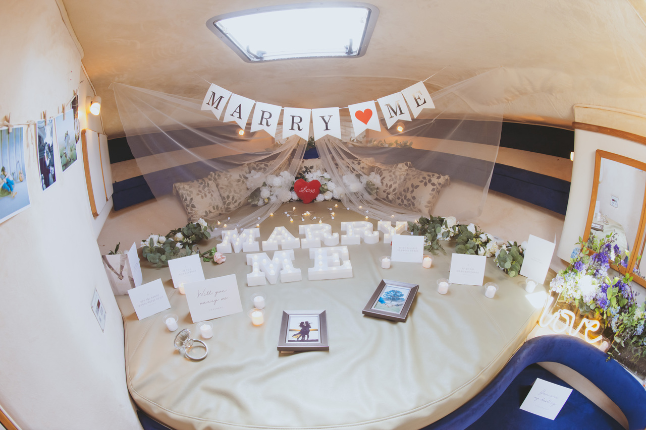 -SEA RAY 船艙內部裝飾- 
遊艇內的隱藏房間為您的摯愛準備了驚喜！