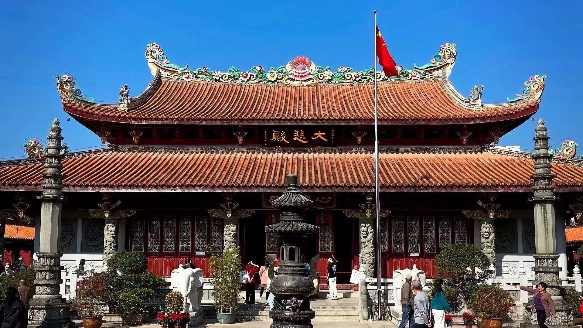 潮州開元寺是粵東第一古剎、全國重點文保單位，始建於唐，集唐宋元明清古建與潮州工藝於一體，免費開放，古城核心必遊。