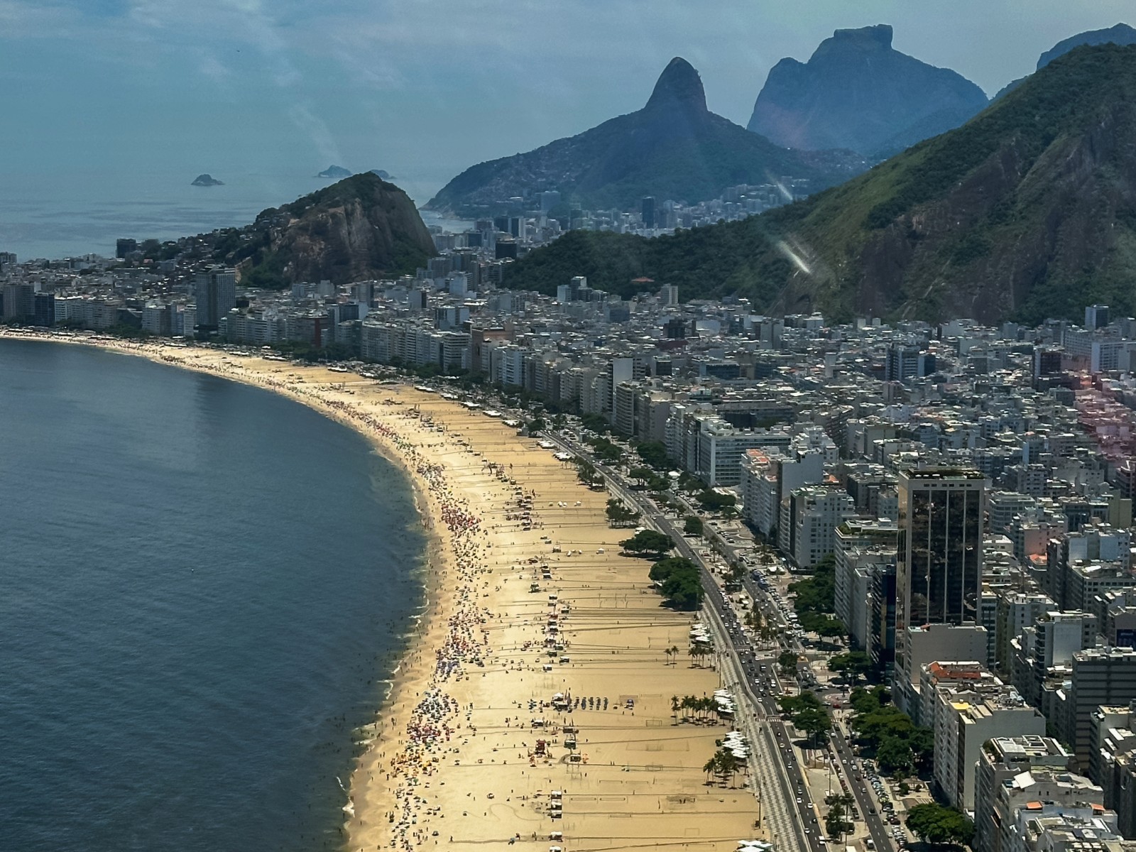 飛越美麗的科帕卡巴納海灘,欣賞充滿活力的海岸線和波光粼粼的藍色海洋景觀 飛越美麗的科帕卡巴納海灘,欣賞充滿活力的海岸線和波光粼粼的藍色海洋景觀