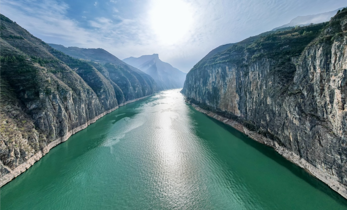 三峽：萬里長江，三峽為冠。乘郵輪感受瞿塘峽的雄、巫峽的秀、西陵峽的險，置身流動的山水畫卷，探訪白帝城與神女峰的動人傳說。