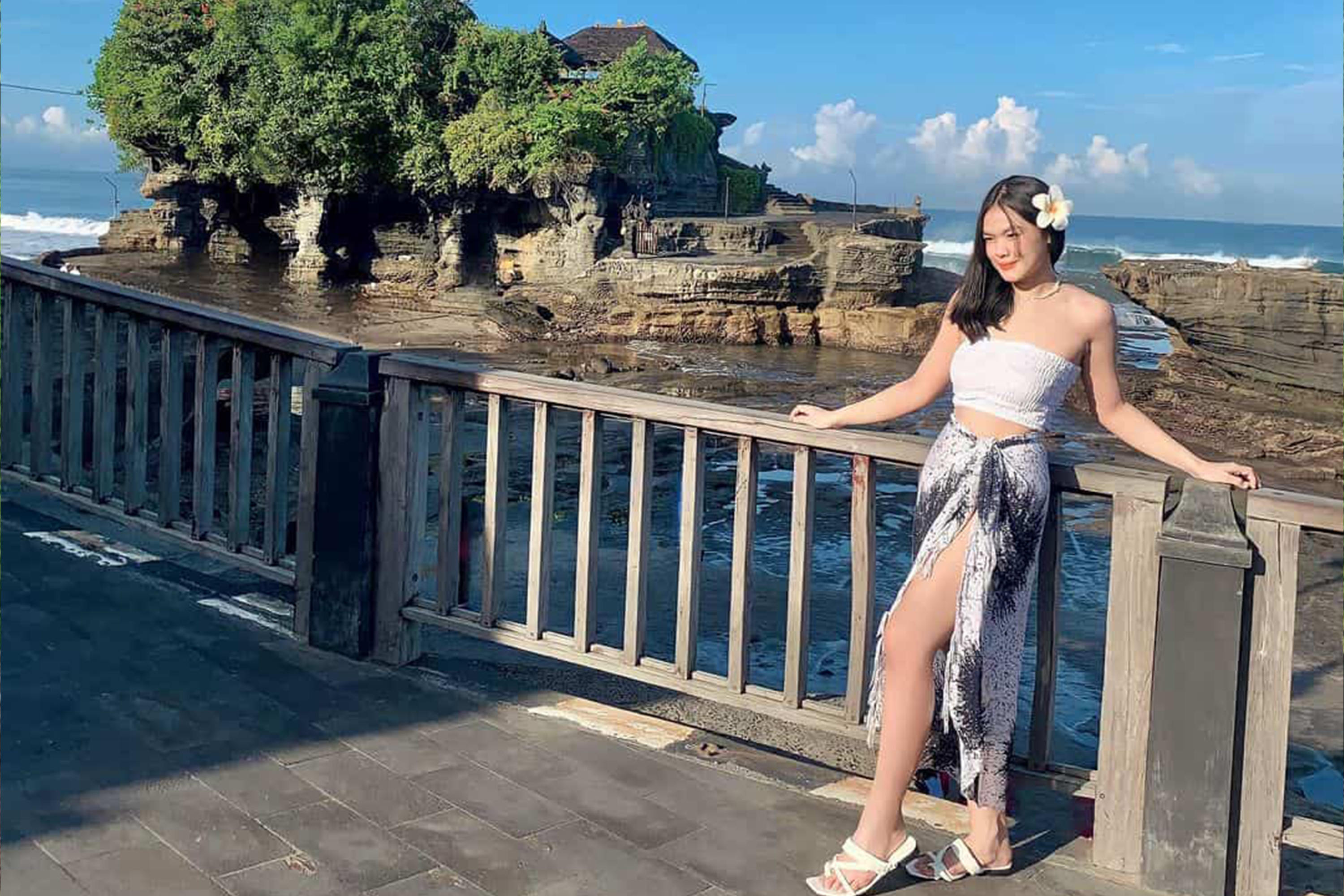 海神廟是巴厘島一座著名的海邊寺廟,坐落於岩層之上,擁有令人歎為觀止的日落美景和充滿靈性的氛圍。 海神廟是巴厘島一座著名的海邊寺廟,坐落於岩層之上,擁有令人歎為觀止的日落美景和充滿靈性的氛圍。