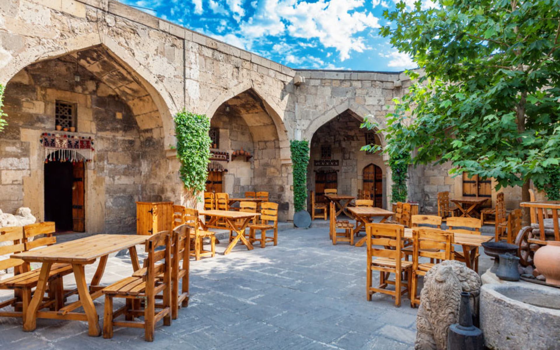 在歷史悠久的石灰岩牆和綠意環繞下，於傳統庭院咖啡館中盡情放鬆。