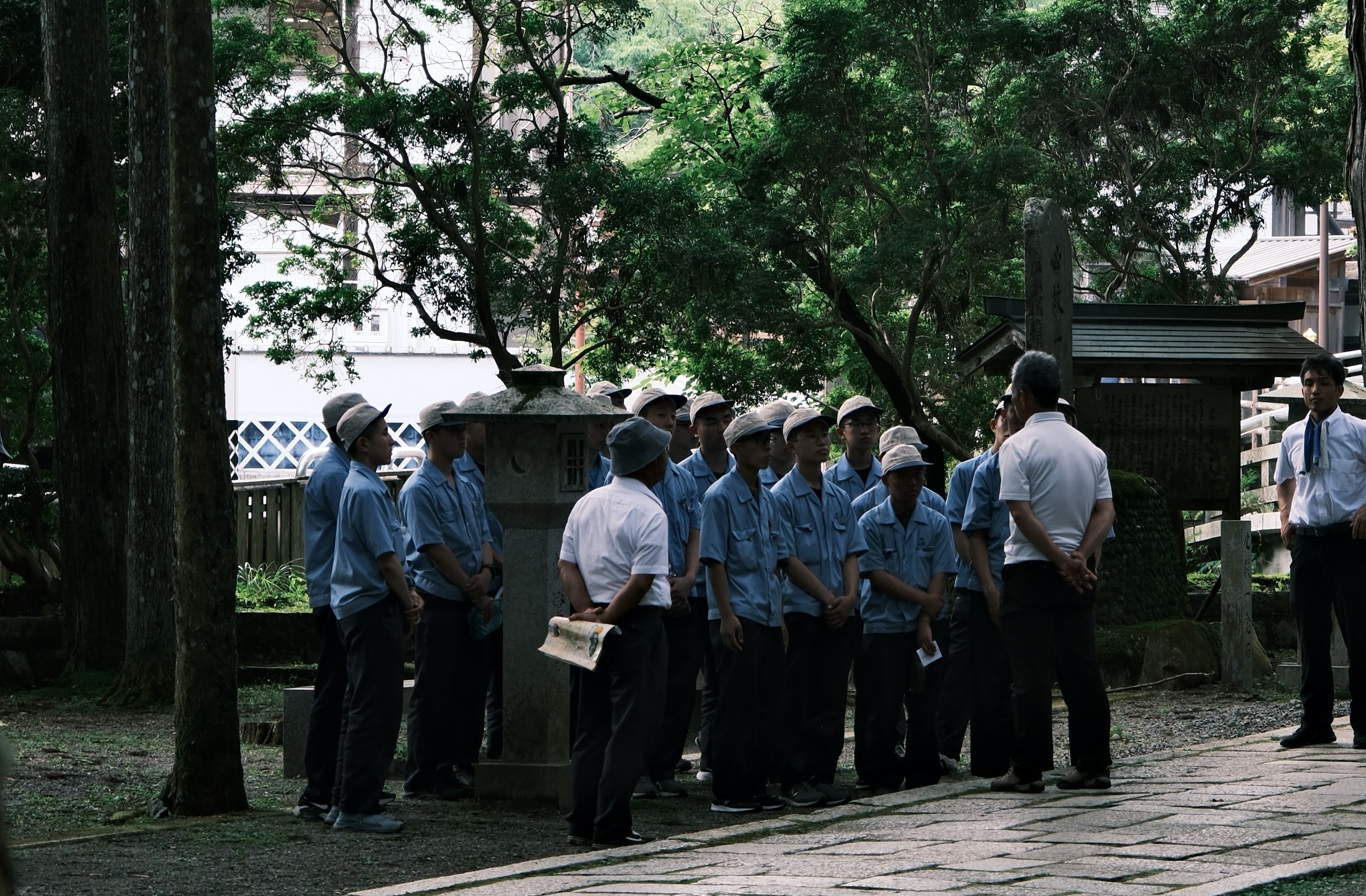 Today at Okunoin Cemetery, a group of young students visited the tombstones of pioneers in the manufacturing industry. They listened attentively to stories of the past from their predecessors, and now these young people must work hard. Photos of Okunoin t