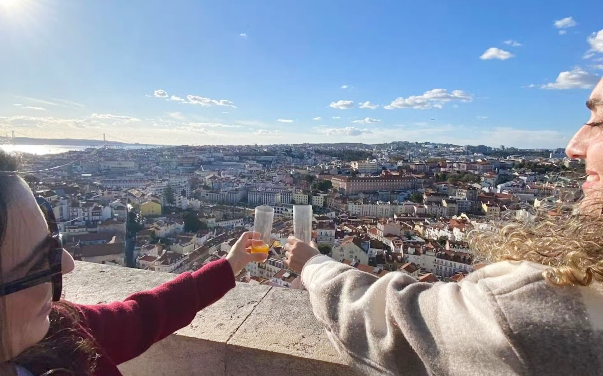 品嚐清涼的免費飲品，同時沉浸在令人驚豔的里斯本天際線美景中
